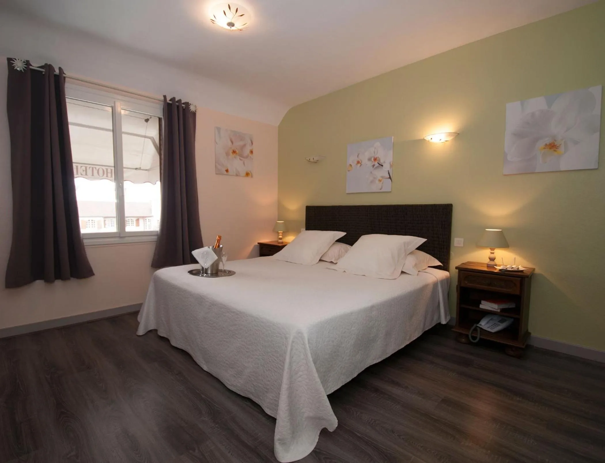 Day, Bed in Logis Hôtel Restaurant Le Coq Hardi