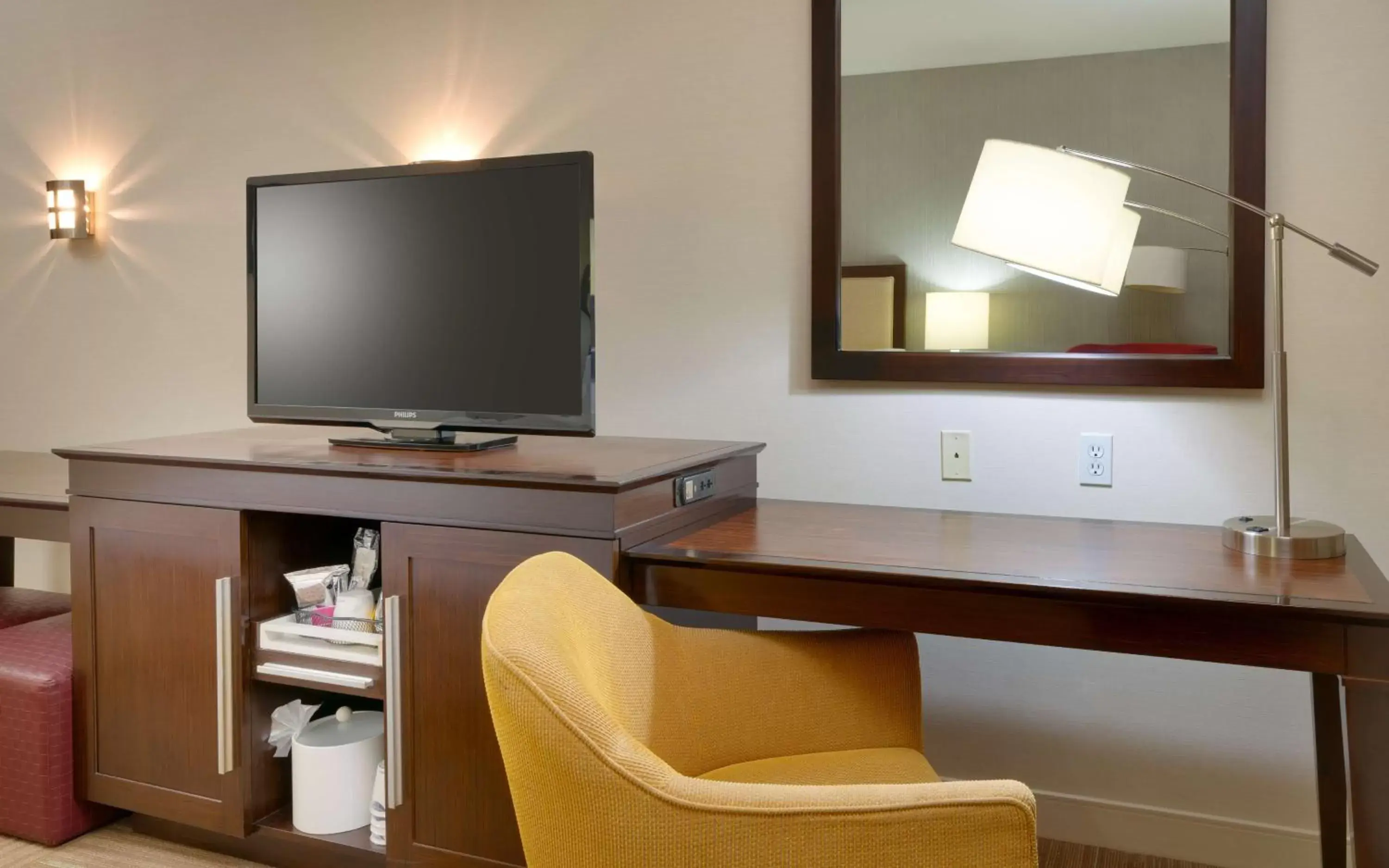 Bedroom, TV/Entertainment Center in Hampton Inn Salt Lake City Central