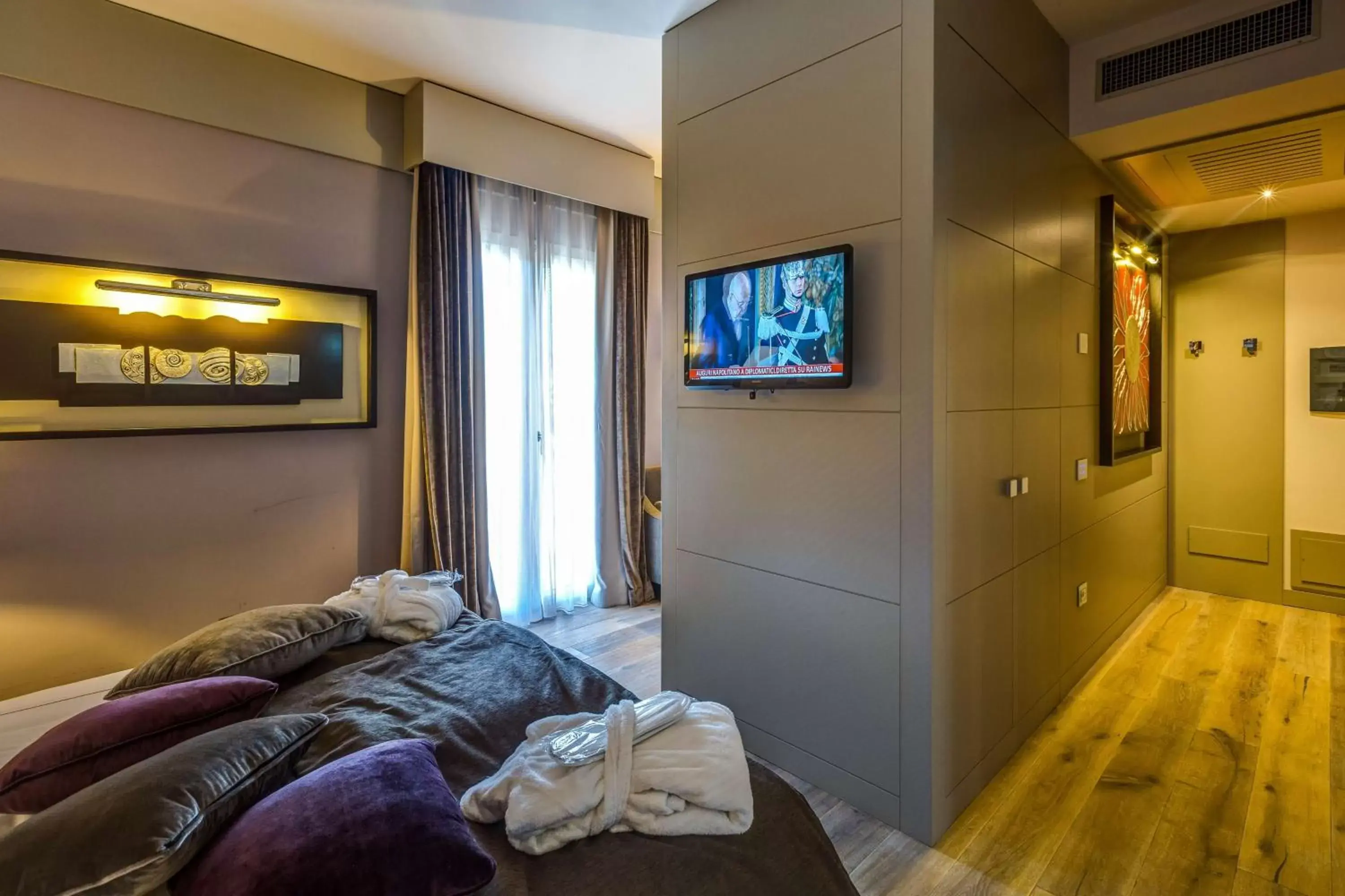 Bathroom, TV/Entertainment Center in Best Western Plus Hotel Perla Del Porto