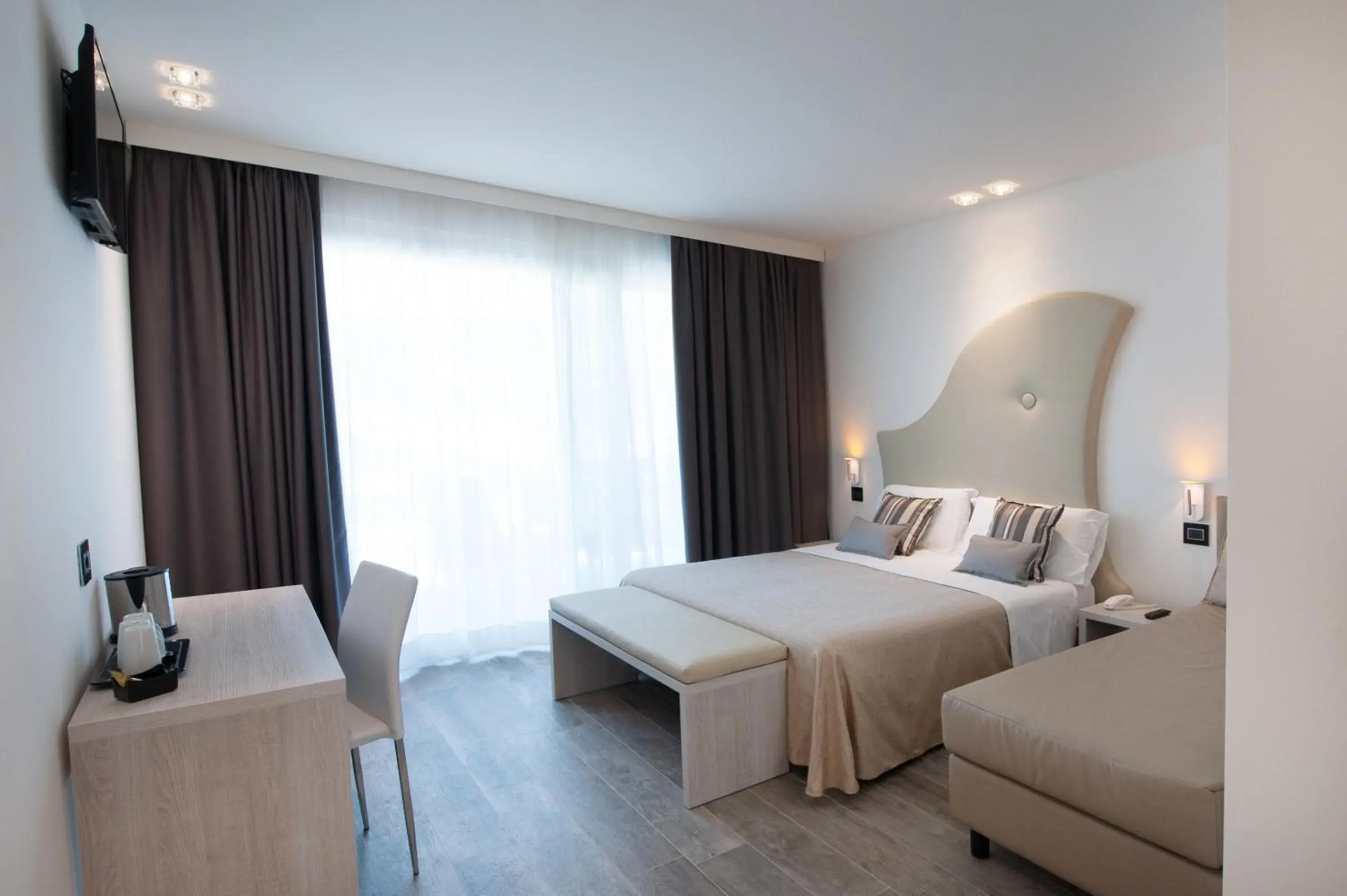 Junior Suite Deluxe Triple with Lake View in Hotel Italia Junior Suite Deluxe Triple with Lake View in Hotel Italia