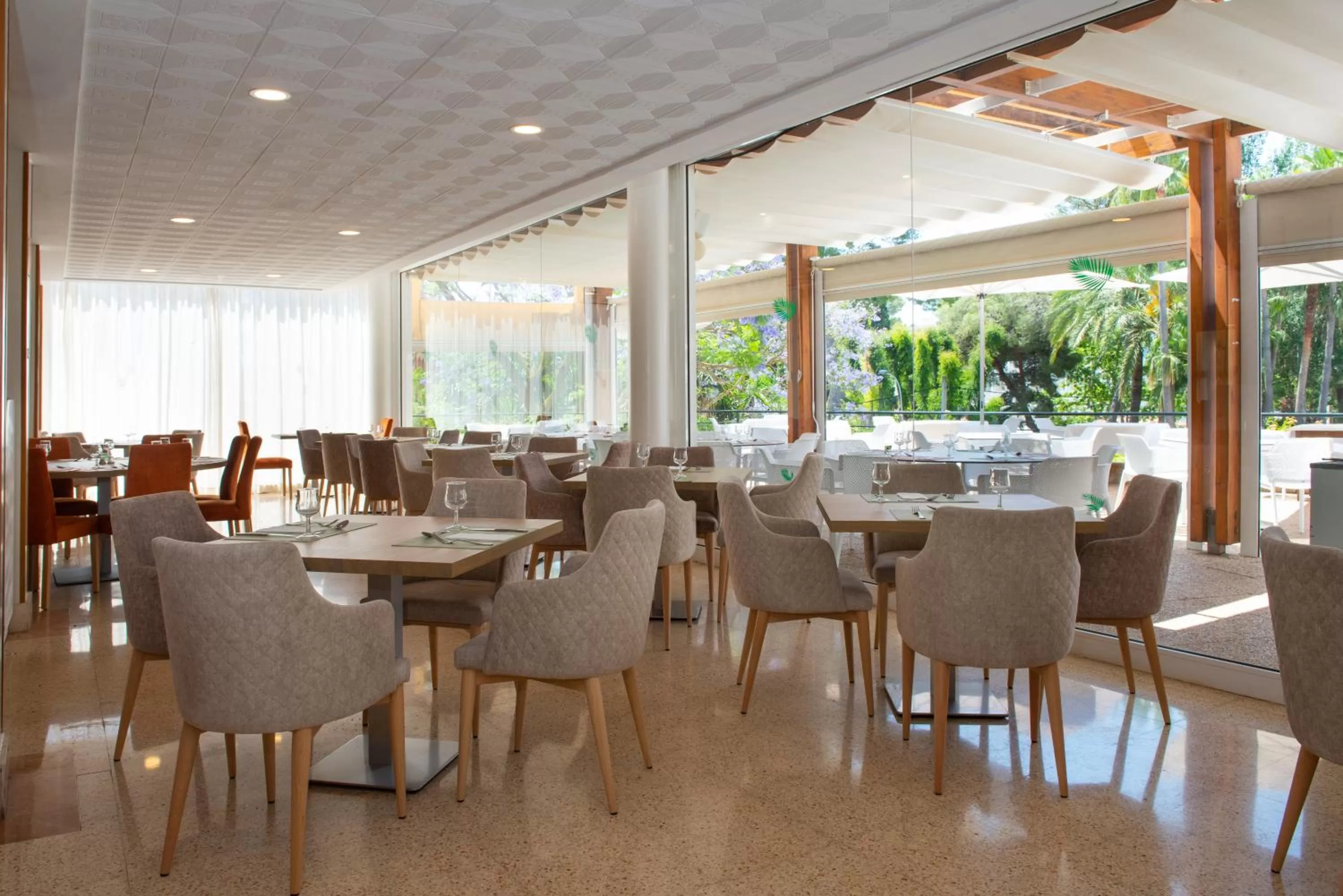 Restaurant/places to eat in Valentin Grand Park Suite Hotel