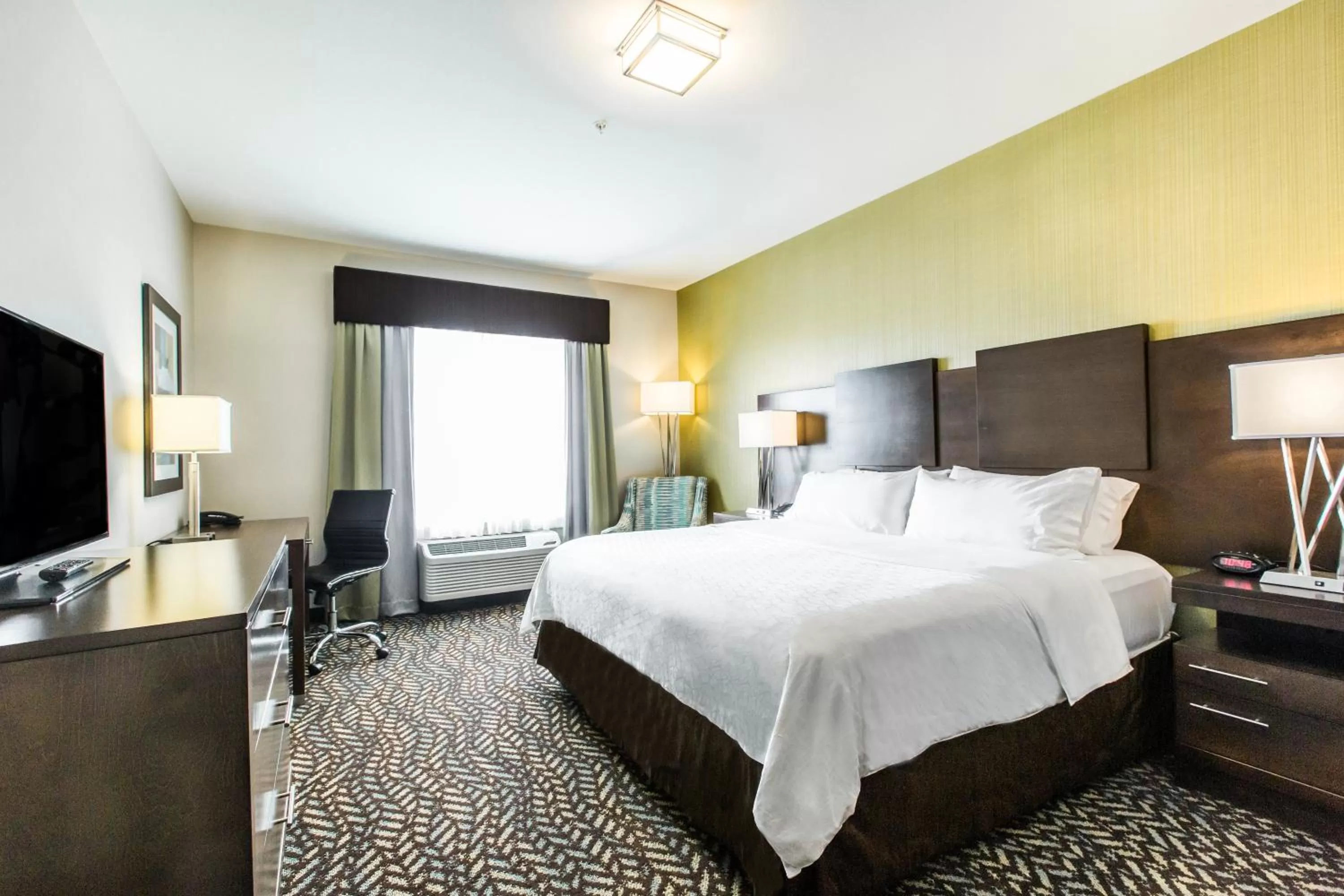 Photo of the whole room, Bed in Holiday Inn Express & Suites Spruce Grove - Stony Plain by IHG