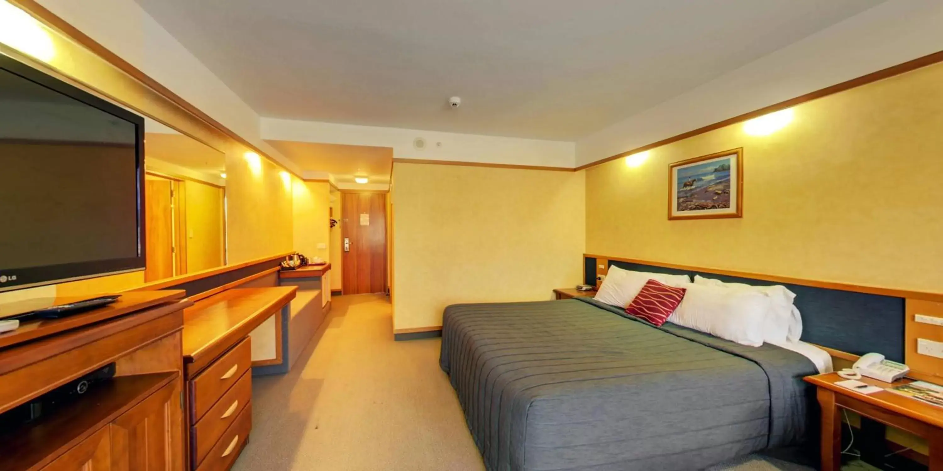 Bedroom, TV/Entertainment Center in Distinction Whangarei Hotel & Conference Centre