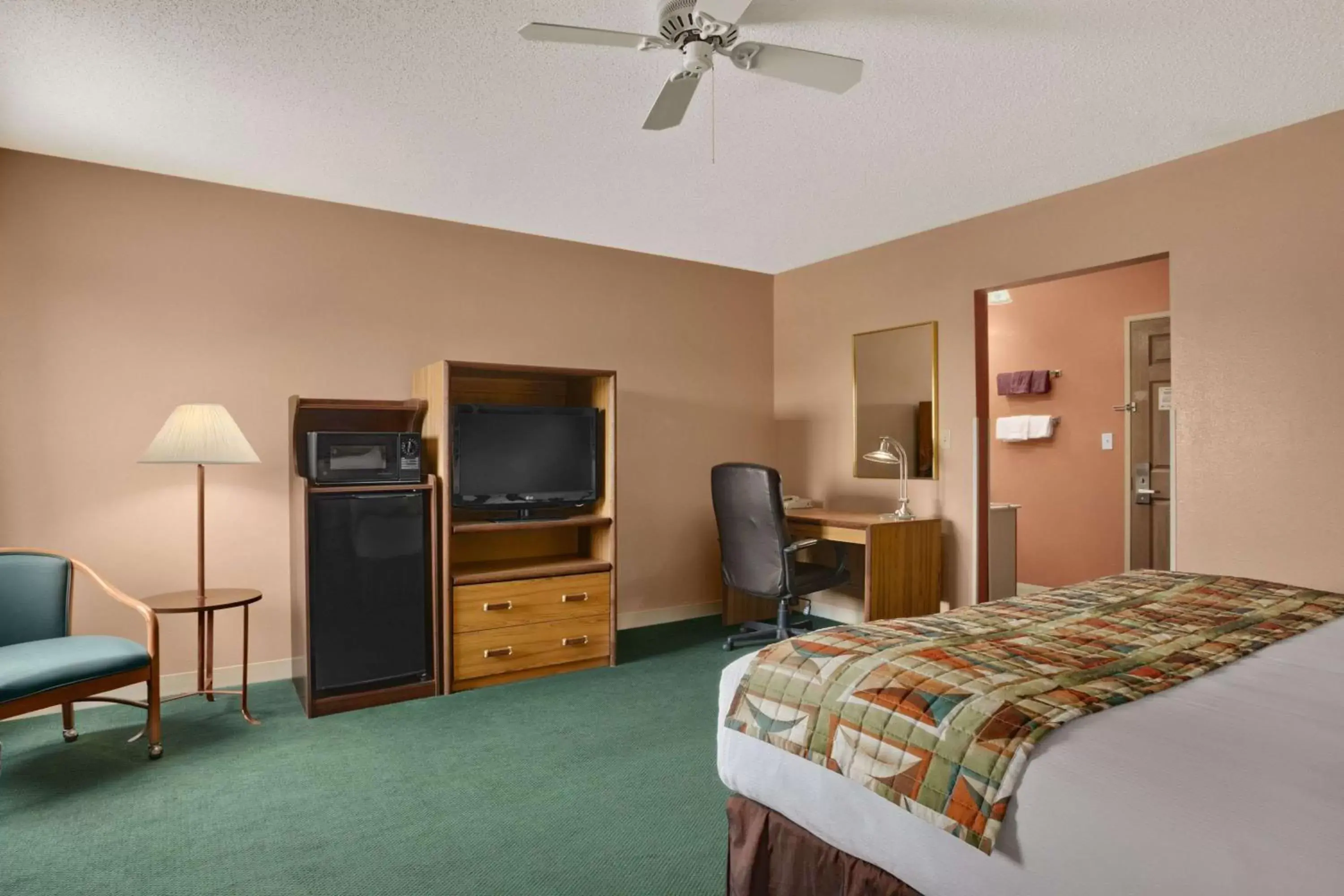 Photo of the whole room, TV/Entertainment Center in Baymont by Wyndham Sullivan