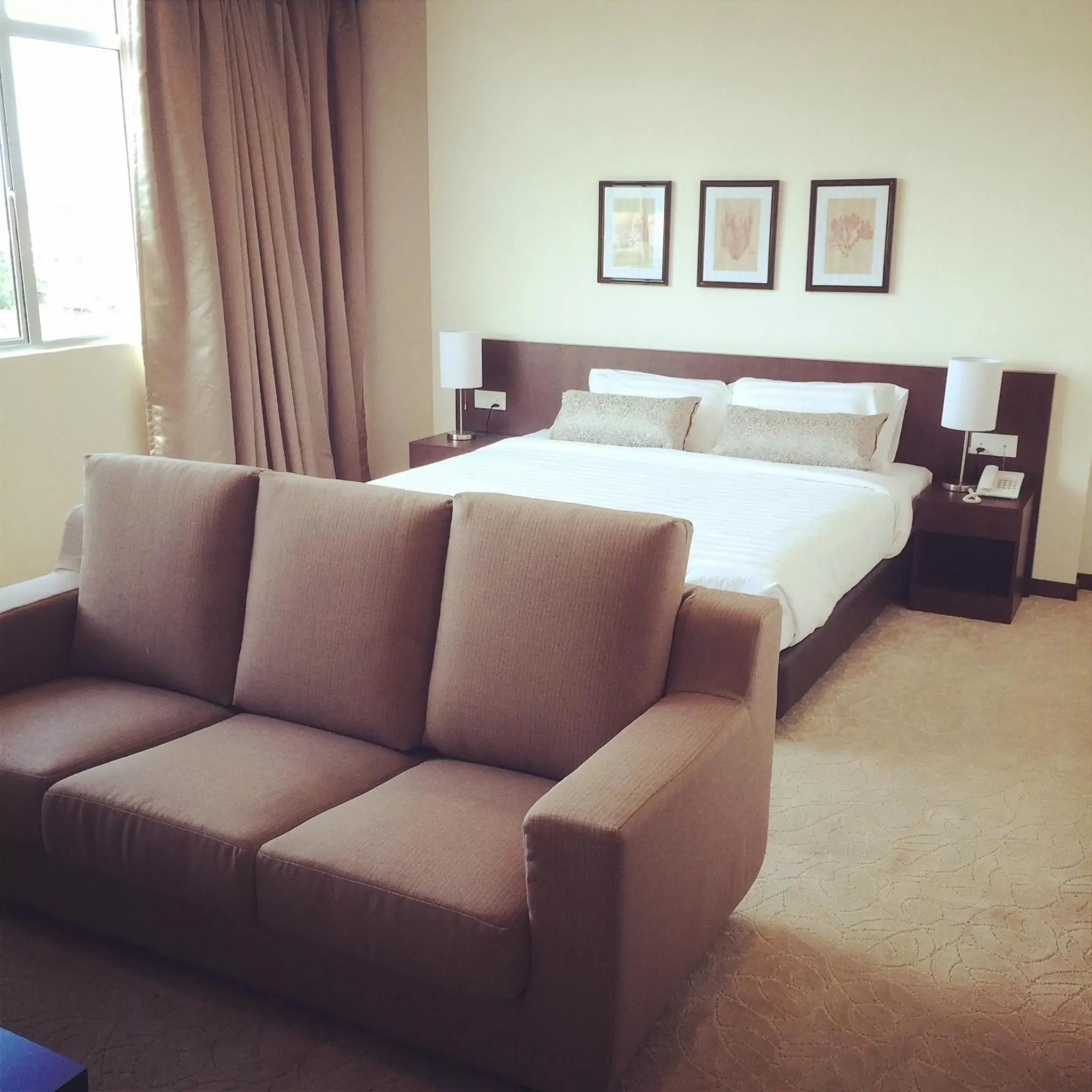 Seating area, Bed in The View Hotel