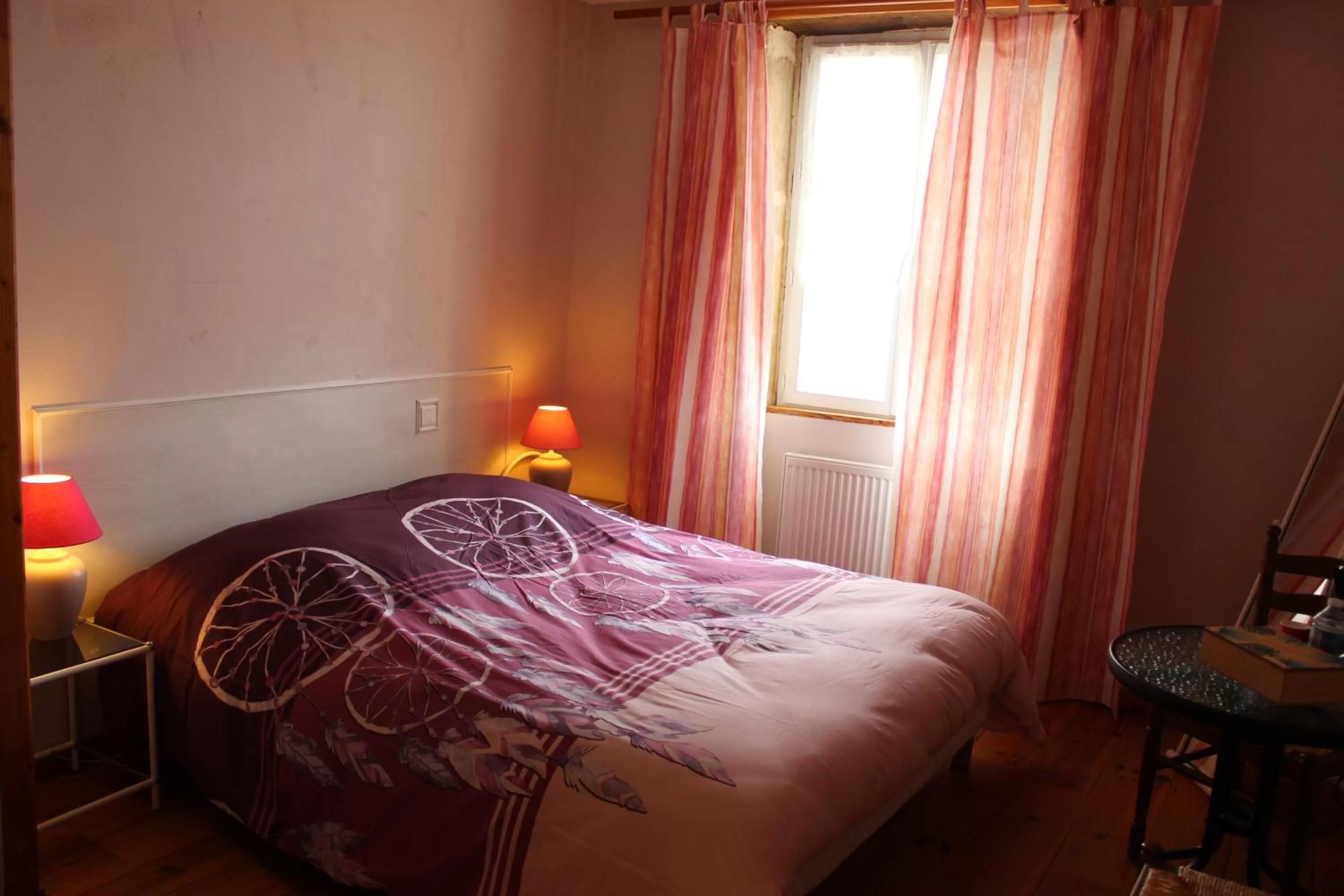 Photo of the whole room, Bed in COMME UN COQ EN PÂTE