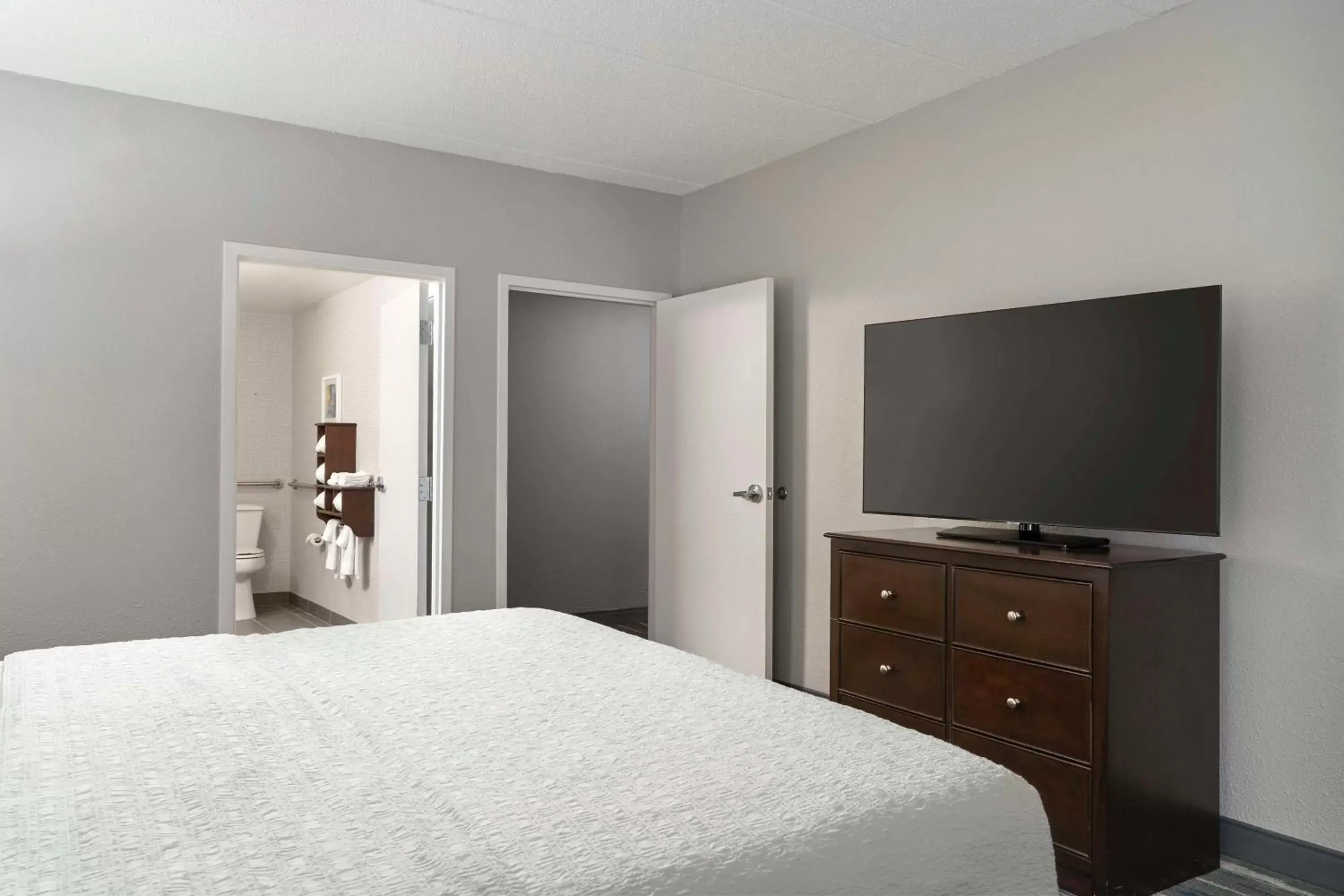 Bed in Hampton Inn & Suites Newport News-Airport - Oyster Point Area Bed in Hampton Inn & Suites Newport News-Airport - Oyster Point Area