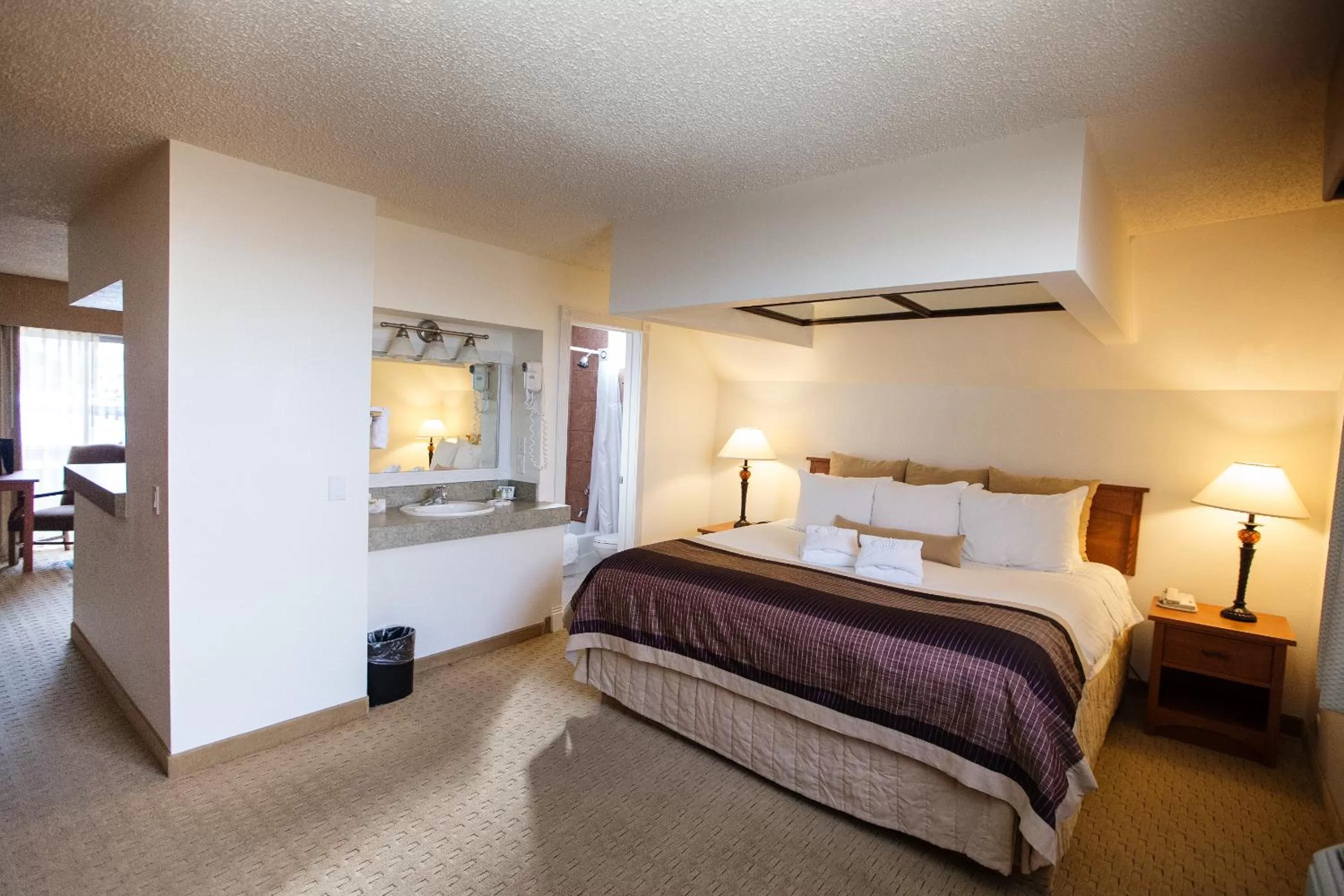 Bathroom, Bed in Twin Peaks Lodge & Hot Springs