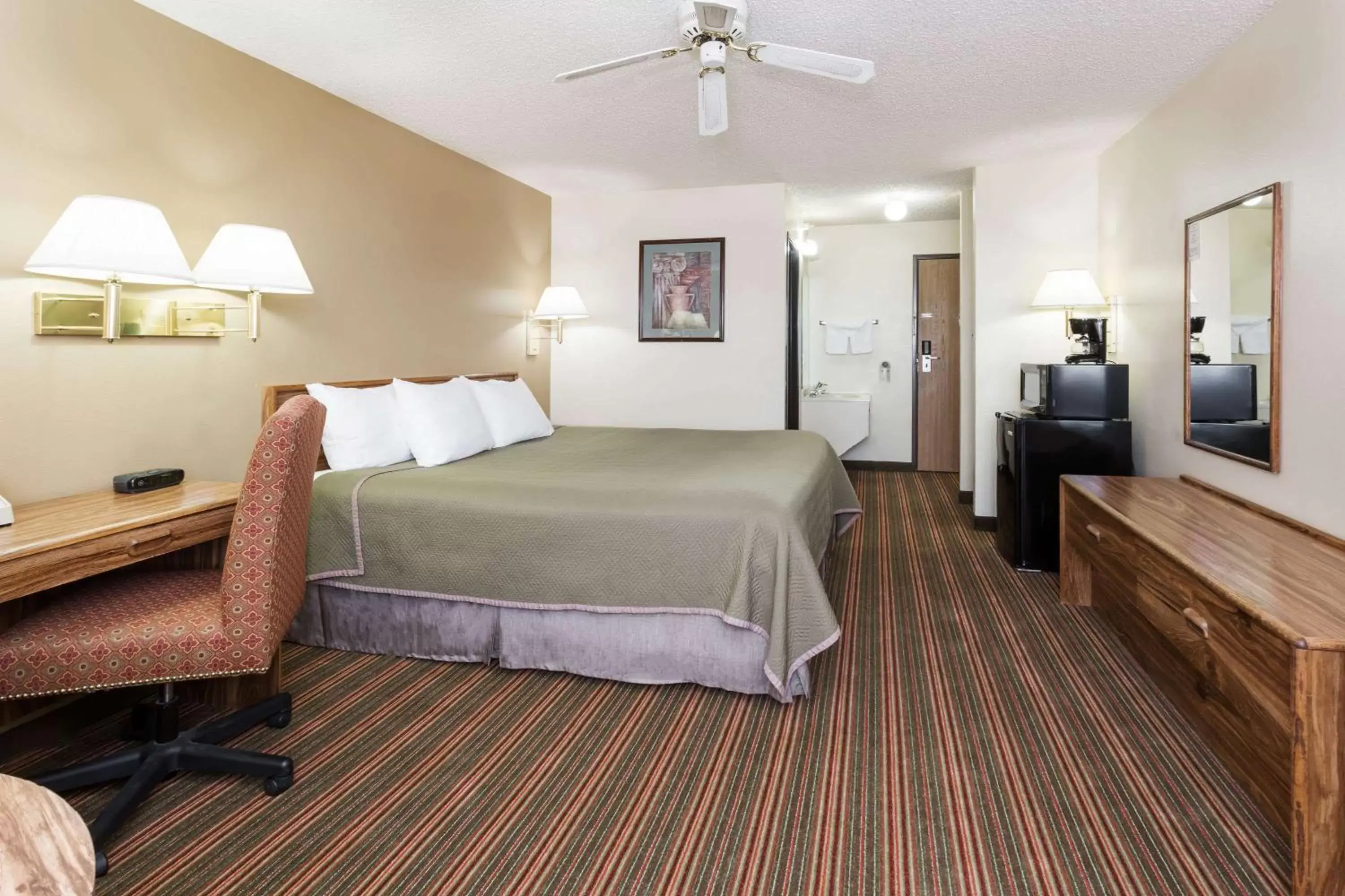 Photo of the whole room, Bed in Travelodge by Wyndham Longmont