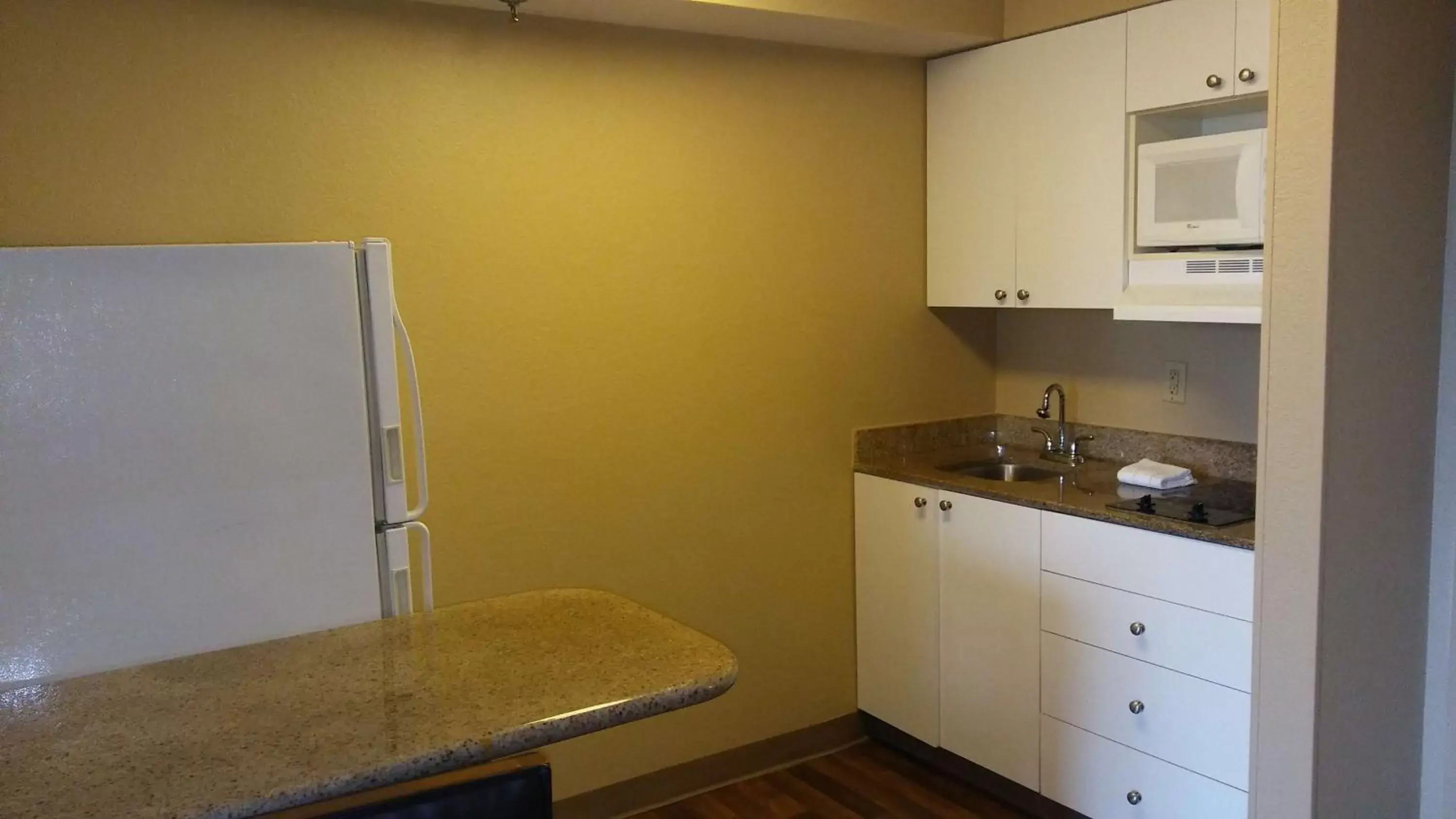 Kitchen or kitchenette, Kitchen/Kitchenette in Extended Stay America Suites - Columbia - Columbia Corporate Park