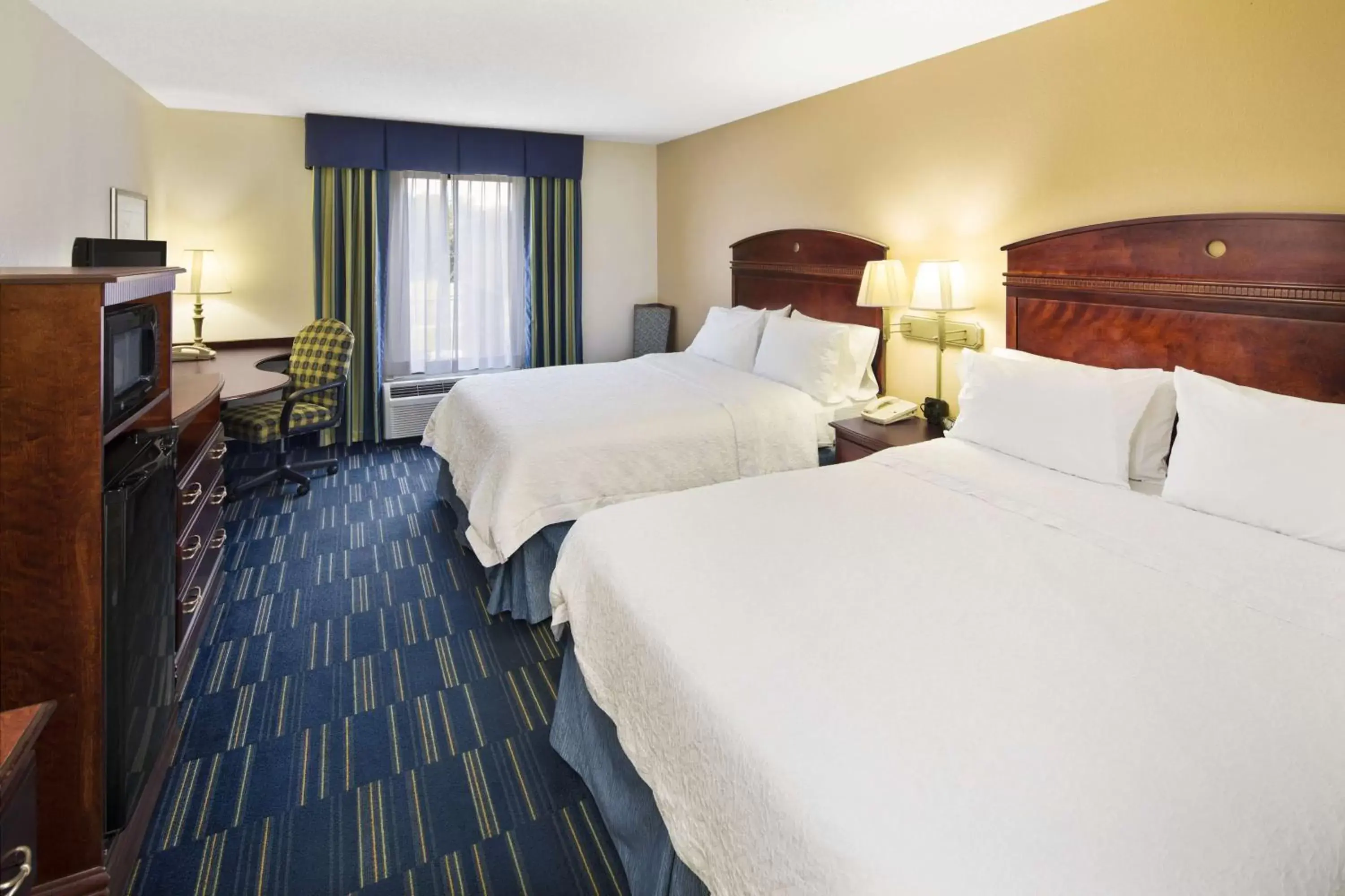 Bedroom, Bed in Hampton Inn By Hilton Hinesville, Ga