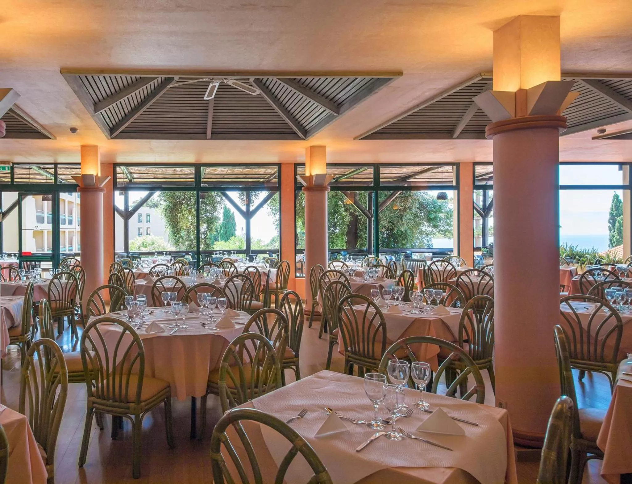 Restaurant/places to eat in Dom Pedro Garajau