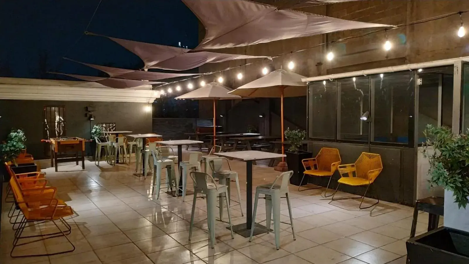 Patio, Restaurant/Places to Eat in Hostel Boutique Merced 88