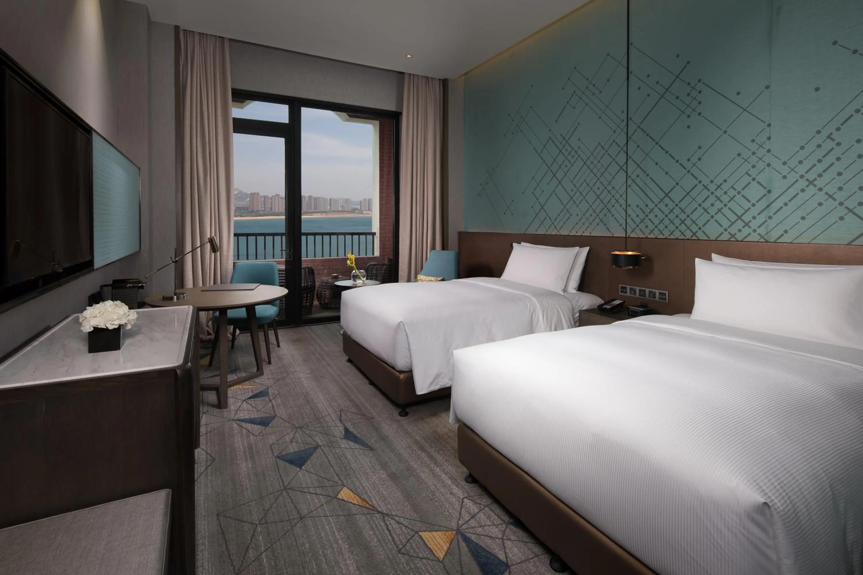 Photo of the whole room, Bed in Doubletree By Hilton Qingdao Oriental Movie Metropolis