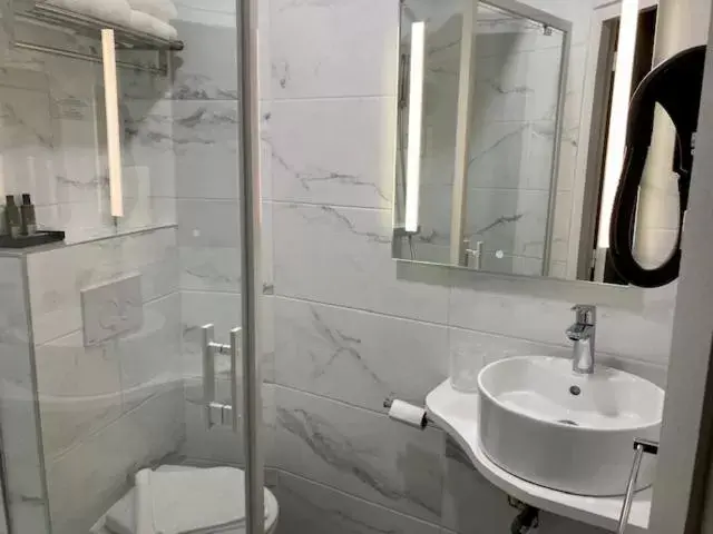 Shower, Bathroom in Hôtel Coeur De Loire