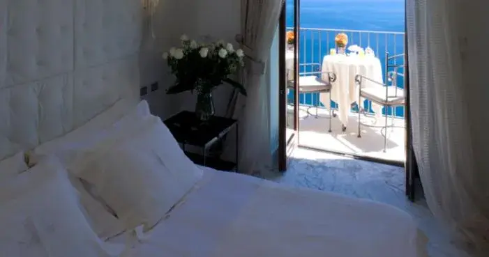 View (from property/room), Bed in Hotel Metropole Taormina