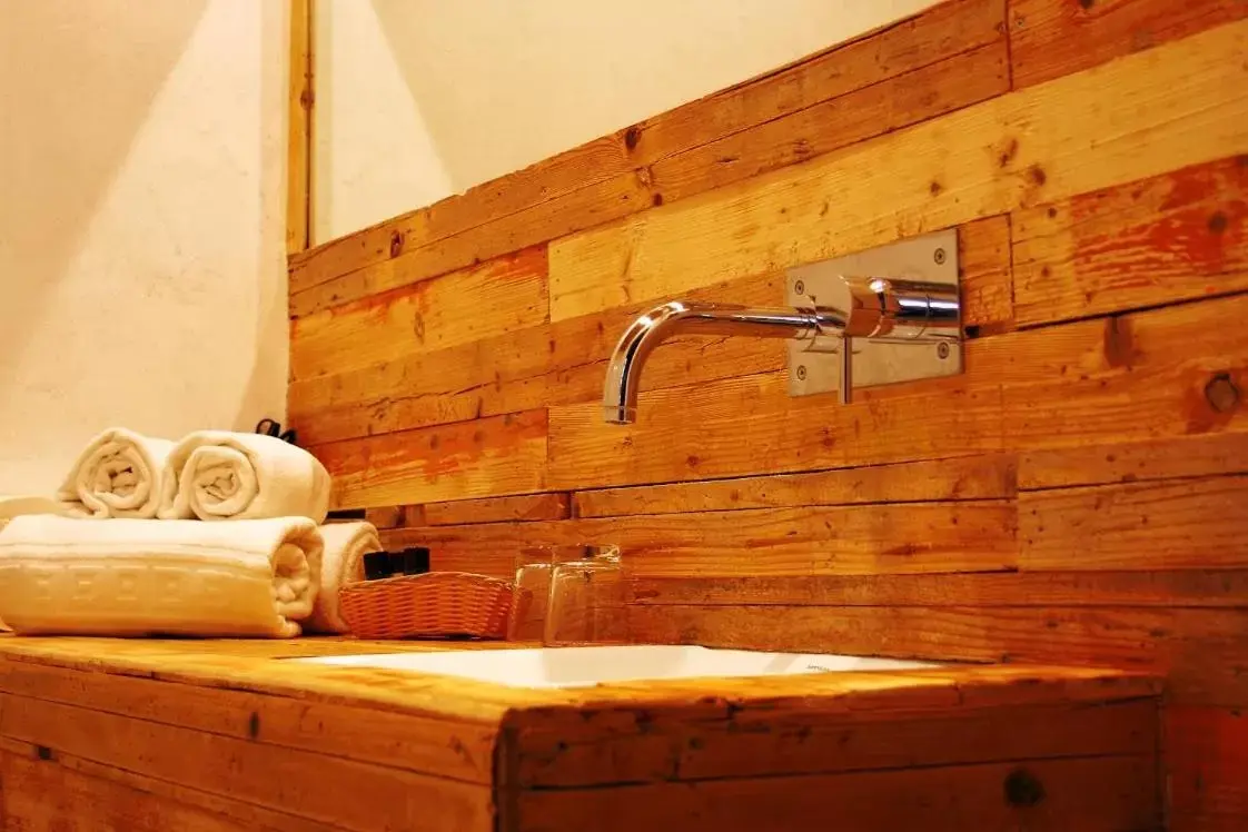 Bathroom in The Literary Man Obidos Hotel