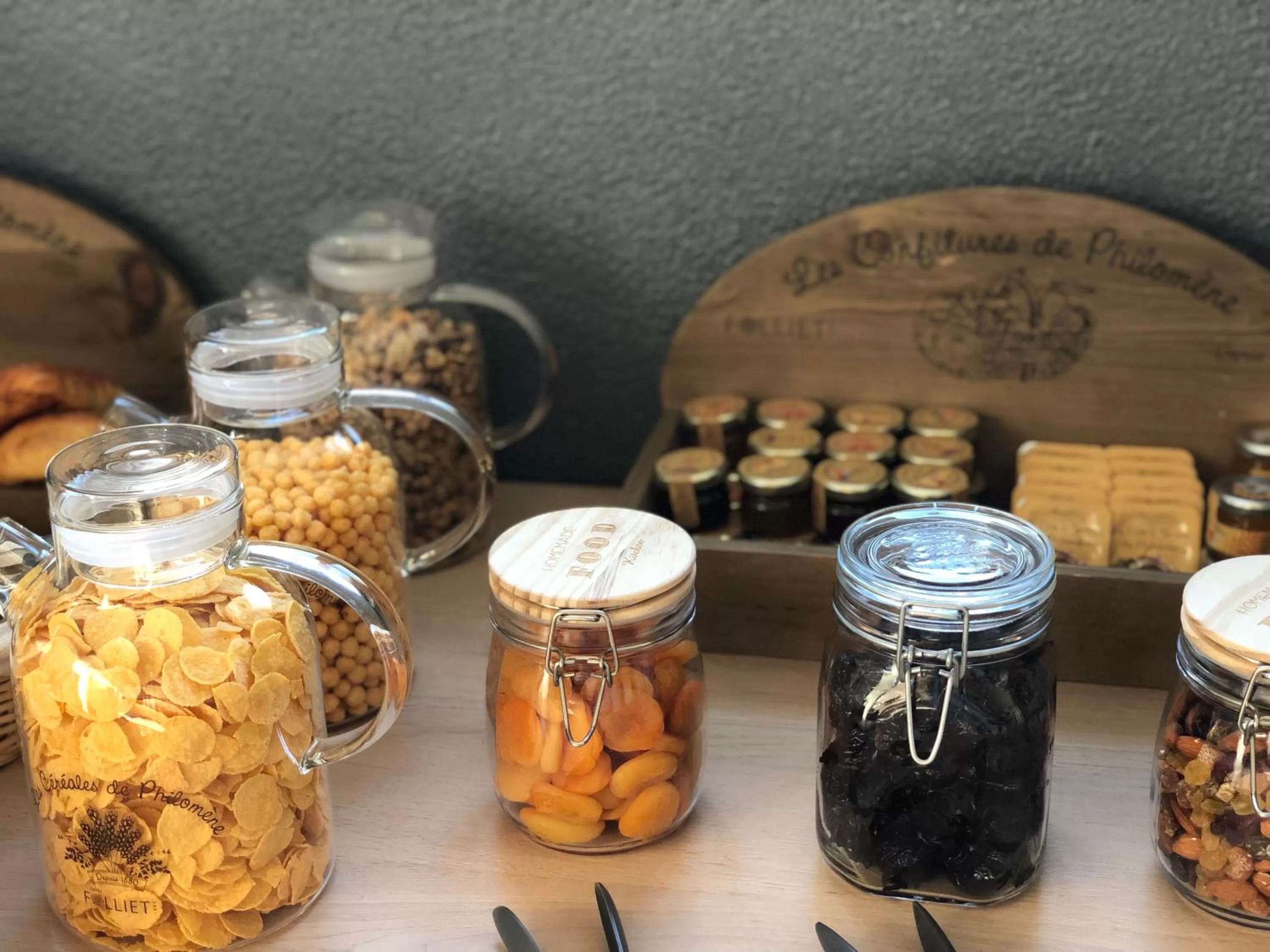 Food and drinks in Enzo Hotels Neufchâteau by Kyriad Direct