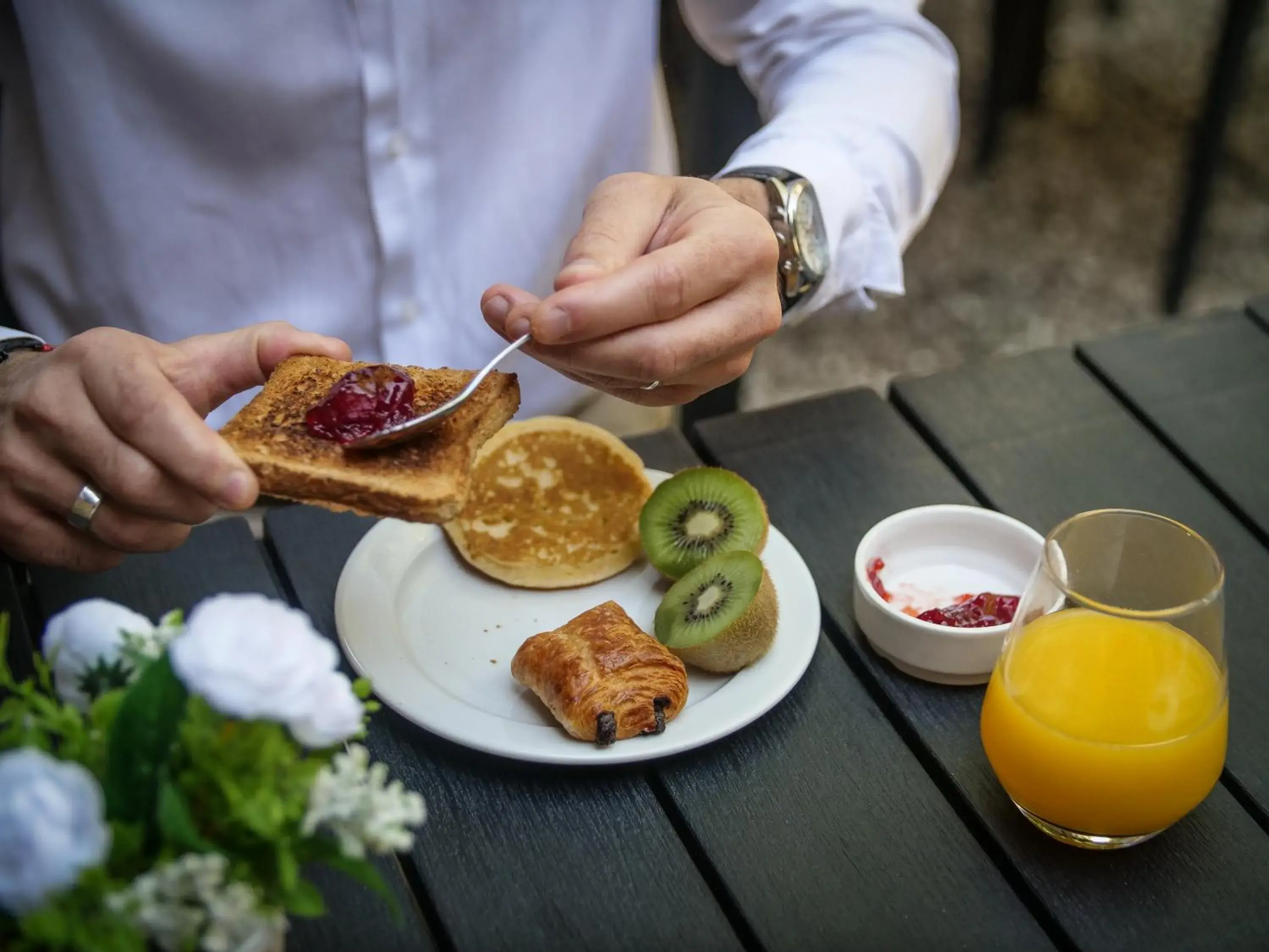 Food and drinks in Hôtel Inn Design Resto Novo Chartres