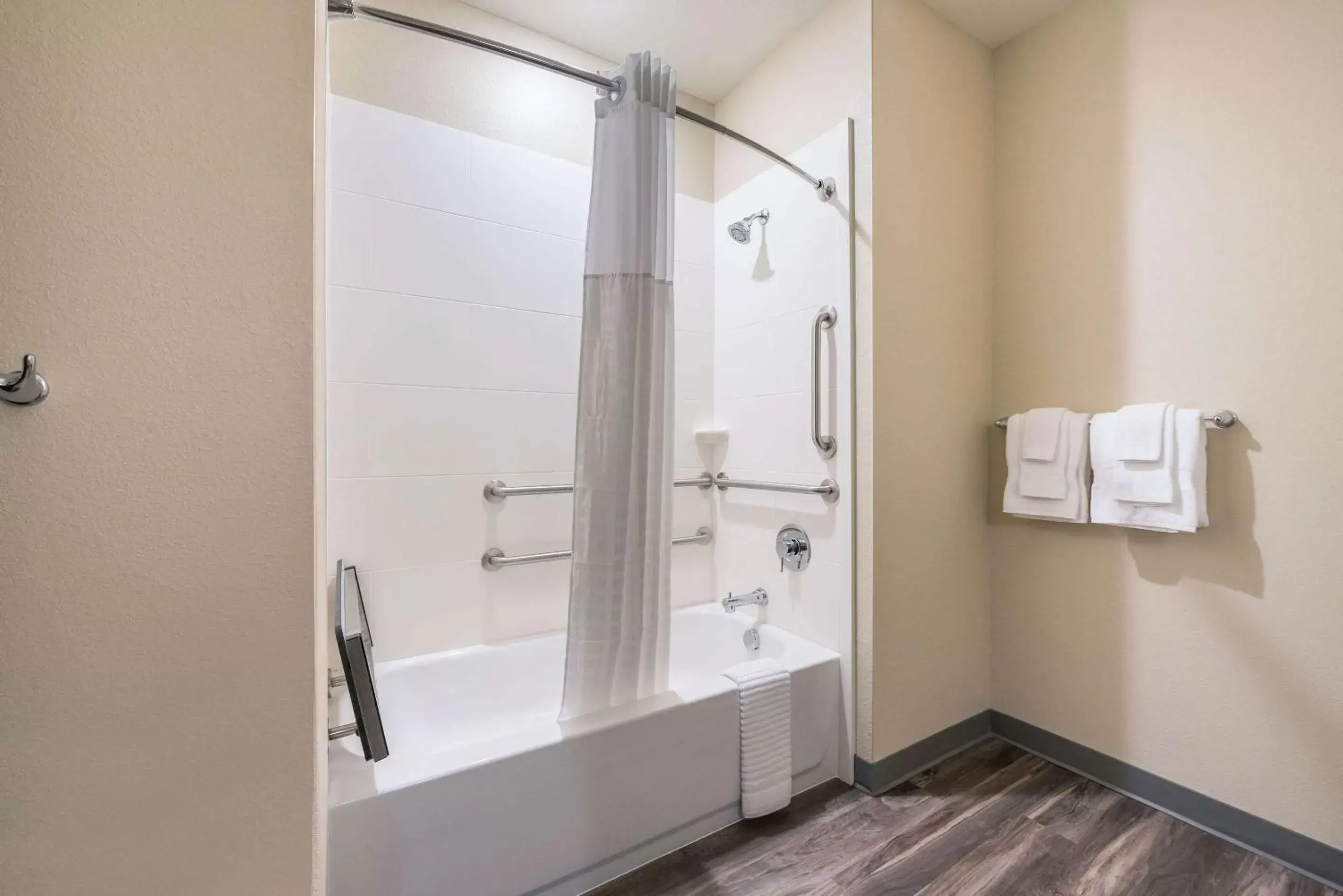 Bathroom in Comfort Suites Marysville Columbus - Northwest Bathroom in Comfort Suites Marysville Columbus - Northwest