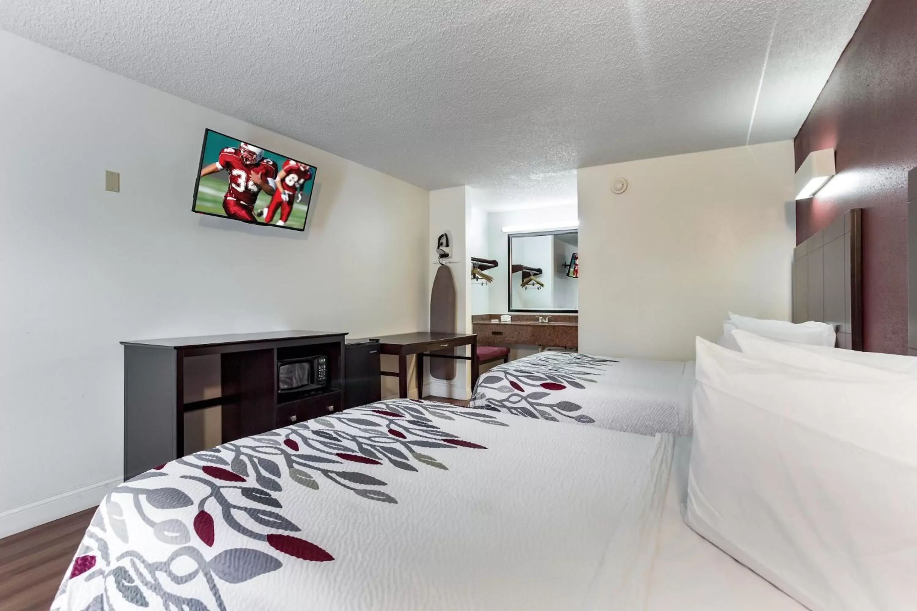 Photo of the whole room, Bed in Red Roof Inn Monteagle - I-24 Photo of the whole room, Bed in Red Roof Inn Monteagle - I-24