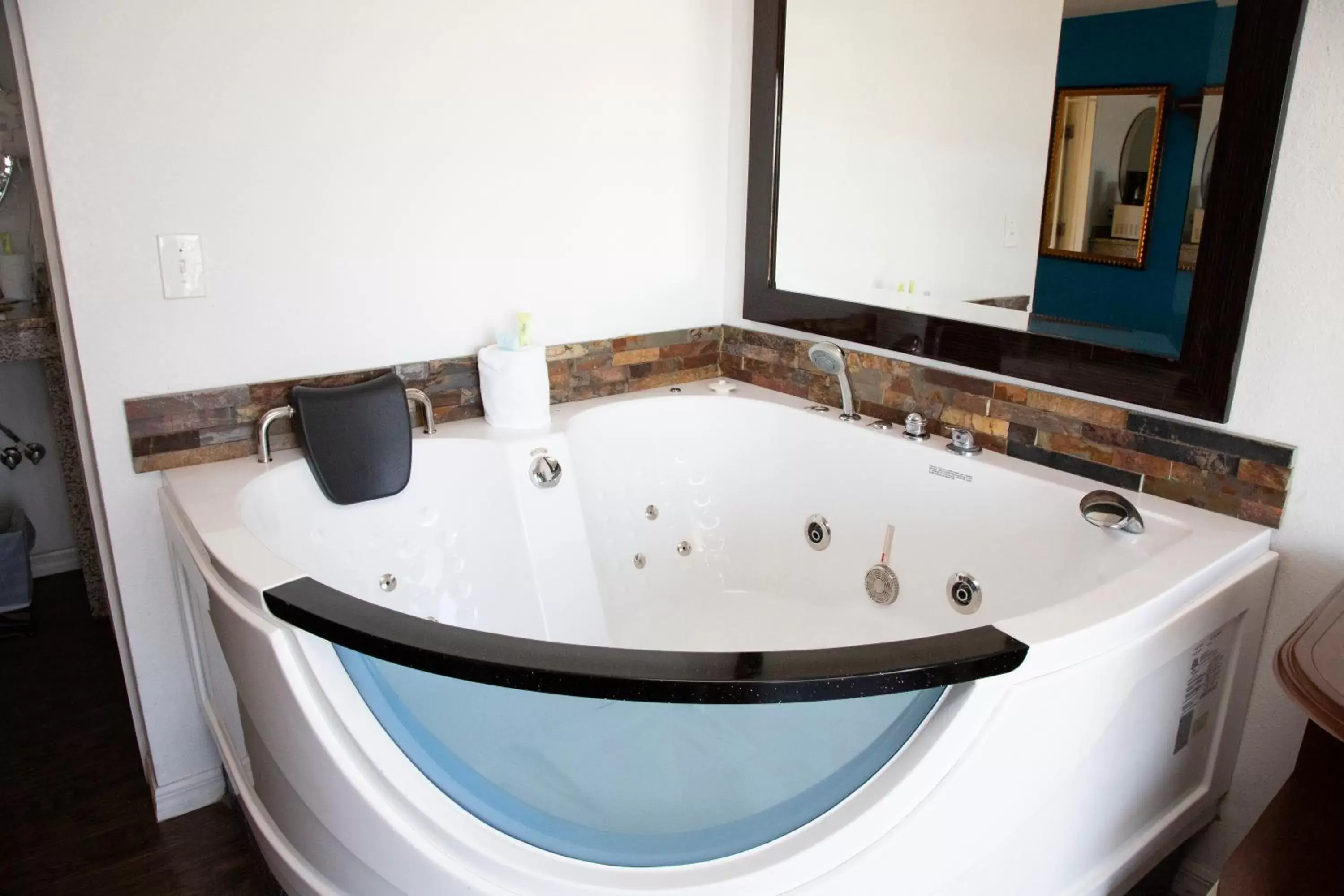 Hot Tub, Bathroom in Daytona Dream Inn By AmeriVu