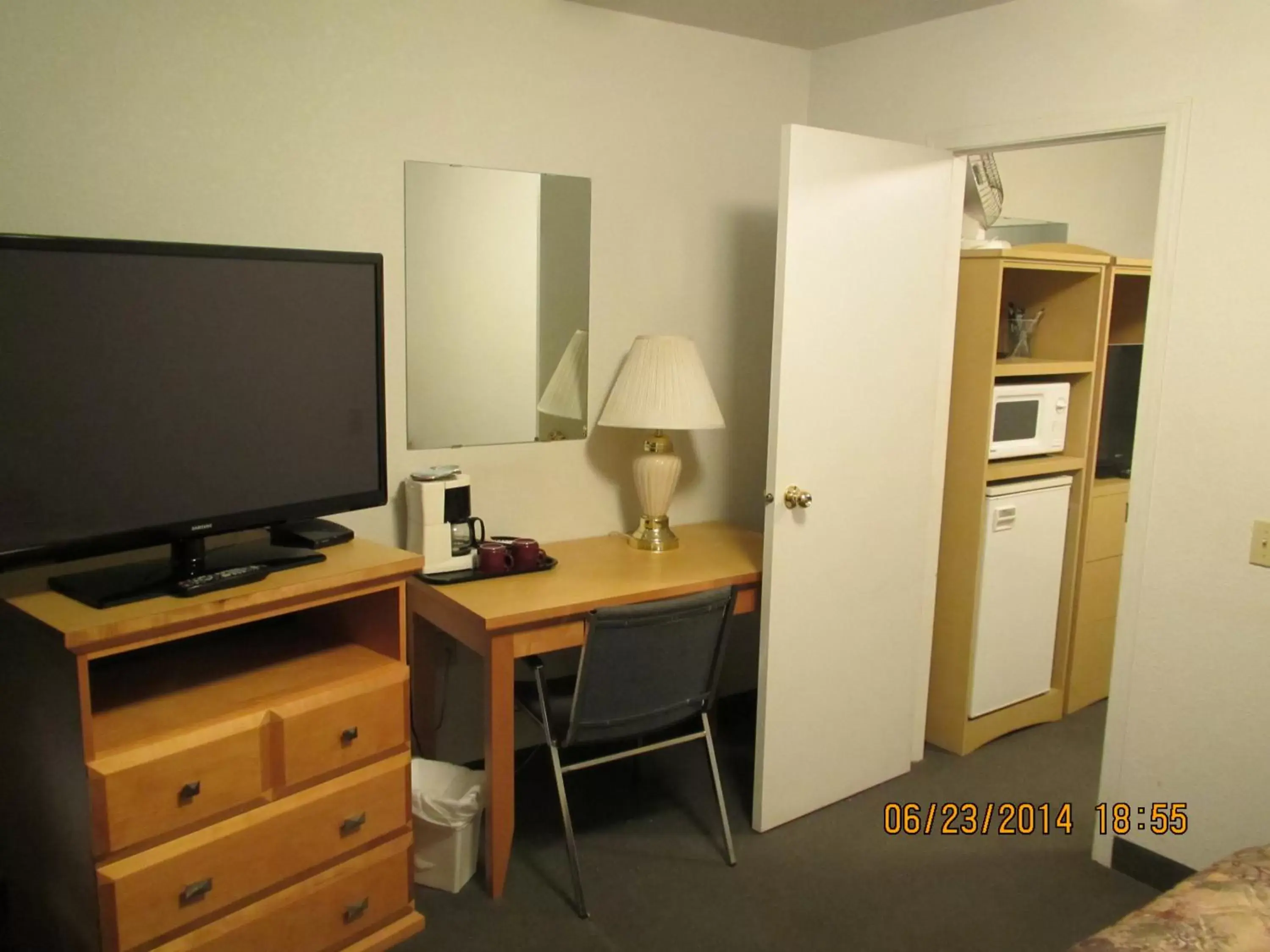 TV and multimedia, TV/Entertainment Center in Lazy J Motel