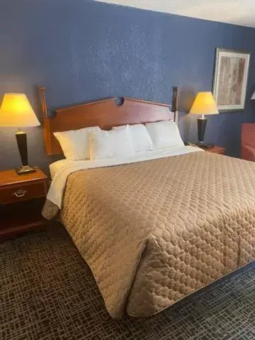 Bed in Andy Griffith Parkway Inn