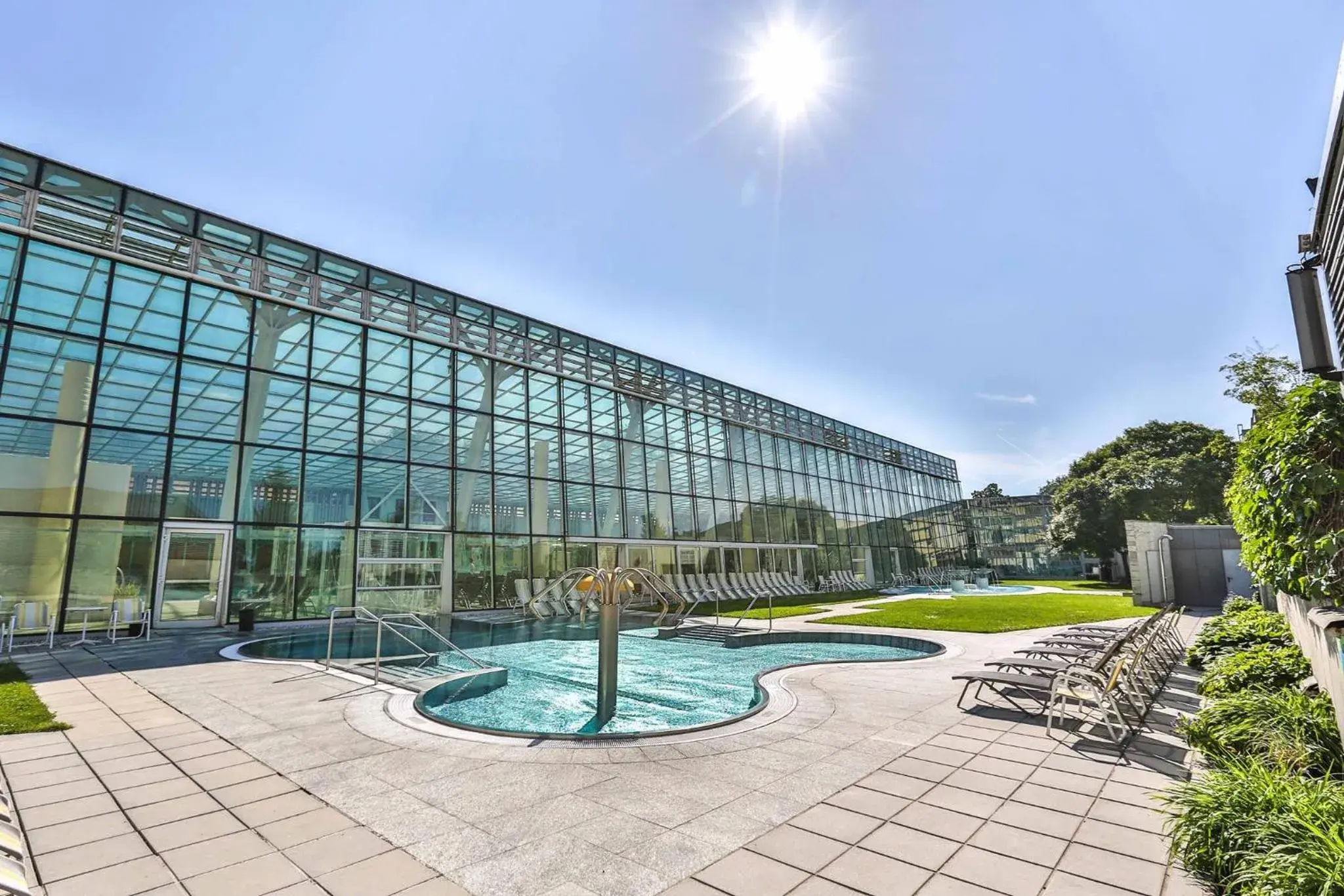 Swimming pool, Property Building in Das Gutenbrunn Thermen & Sporthotel