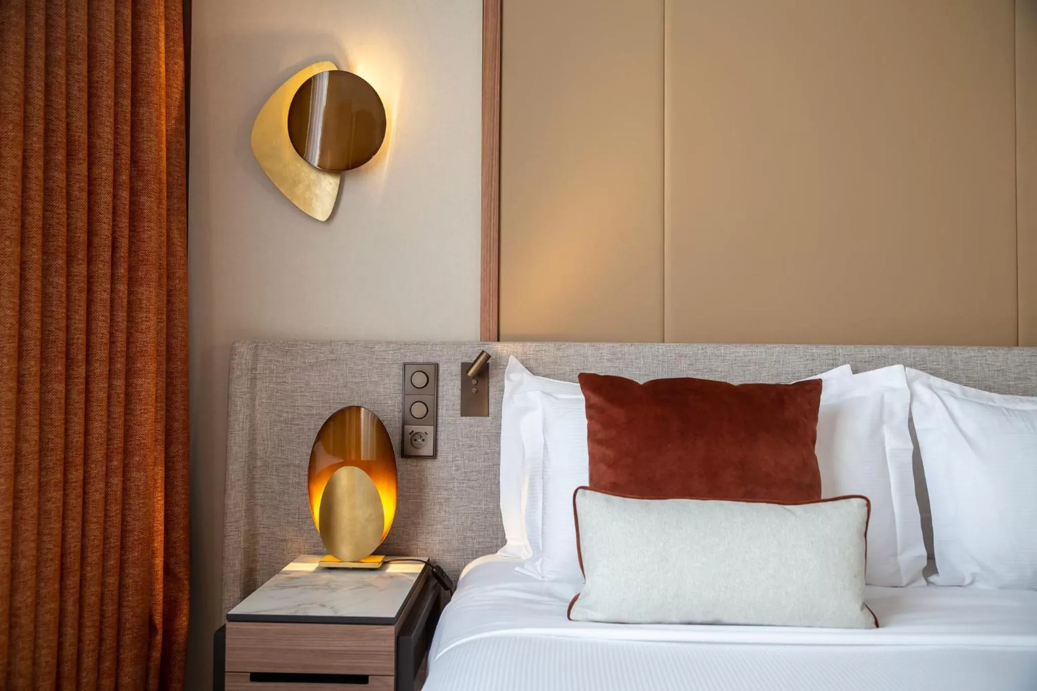 Photo of the whole room, Bed in InterContinental Paris Champs Elysées Etoile by IHG