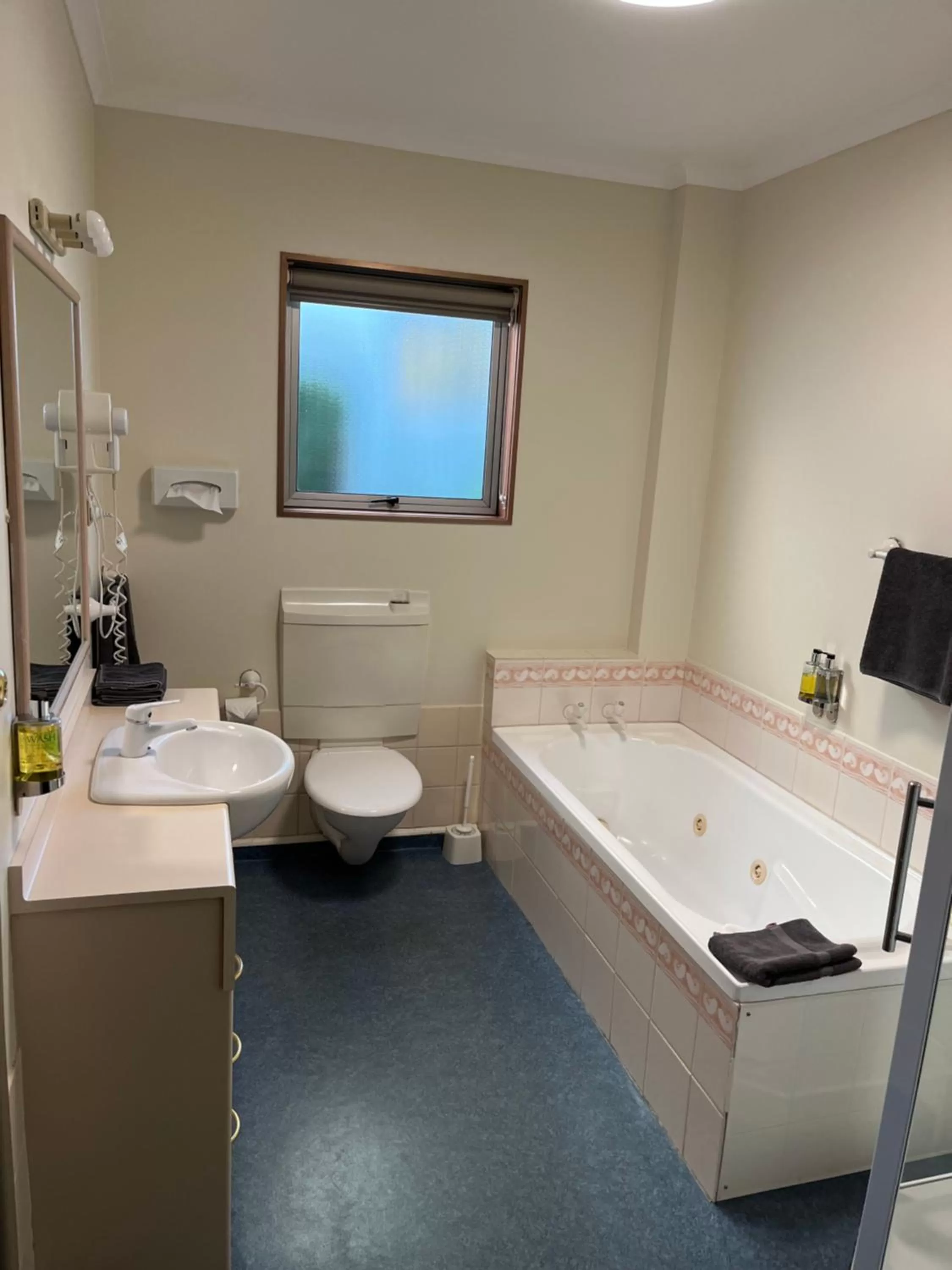 Bathroom in Parklands Motor Lodge Timaru