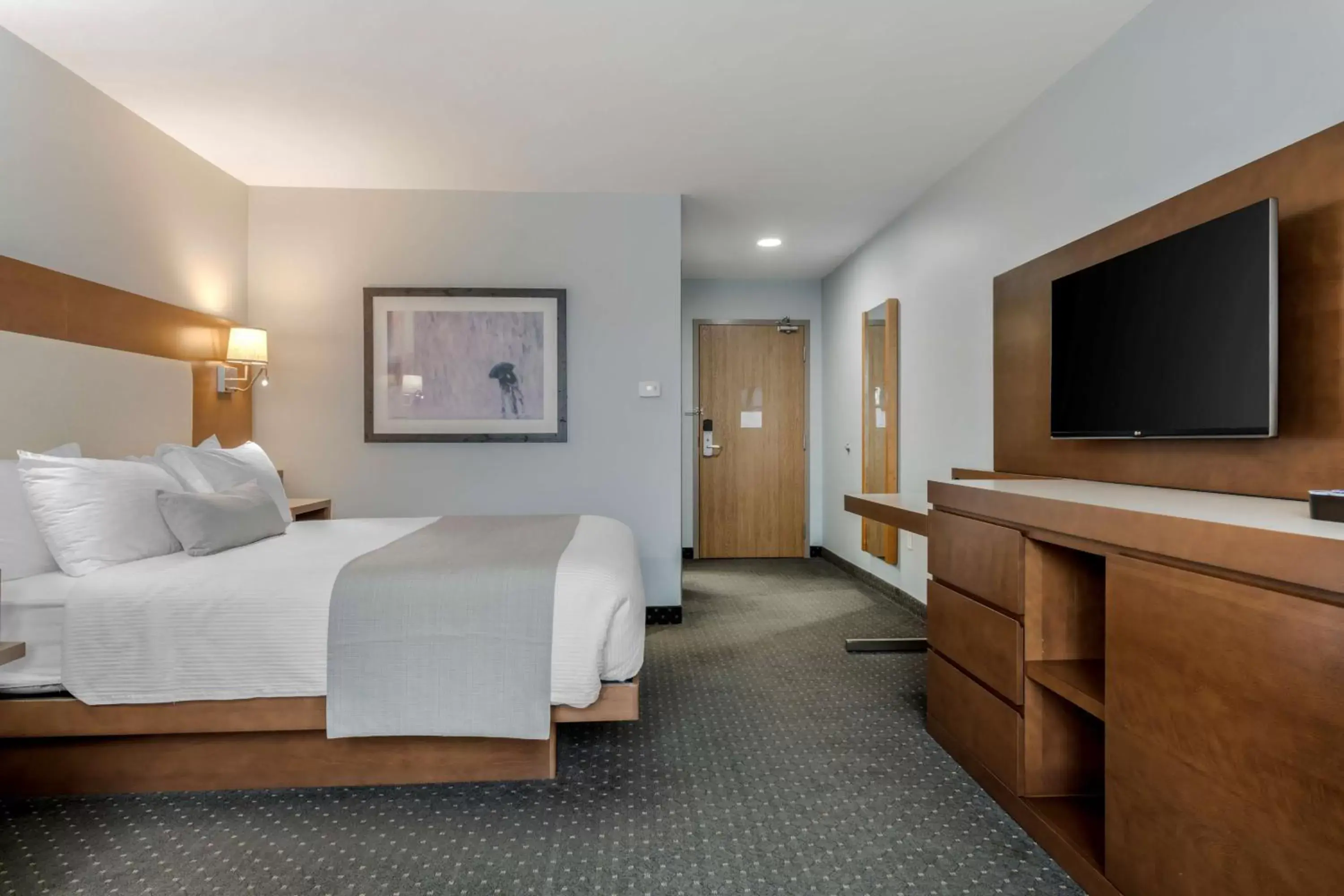 Bedroom, TV/Entertainment Center in Best Western Plus Woodstock Hotel Conference Centre