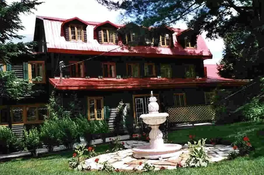 Facade/entrance, Property Building in Auberge du Lac Morency