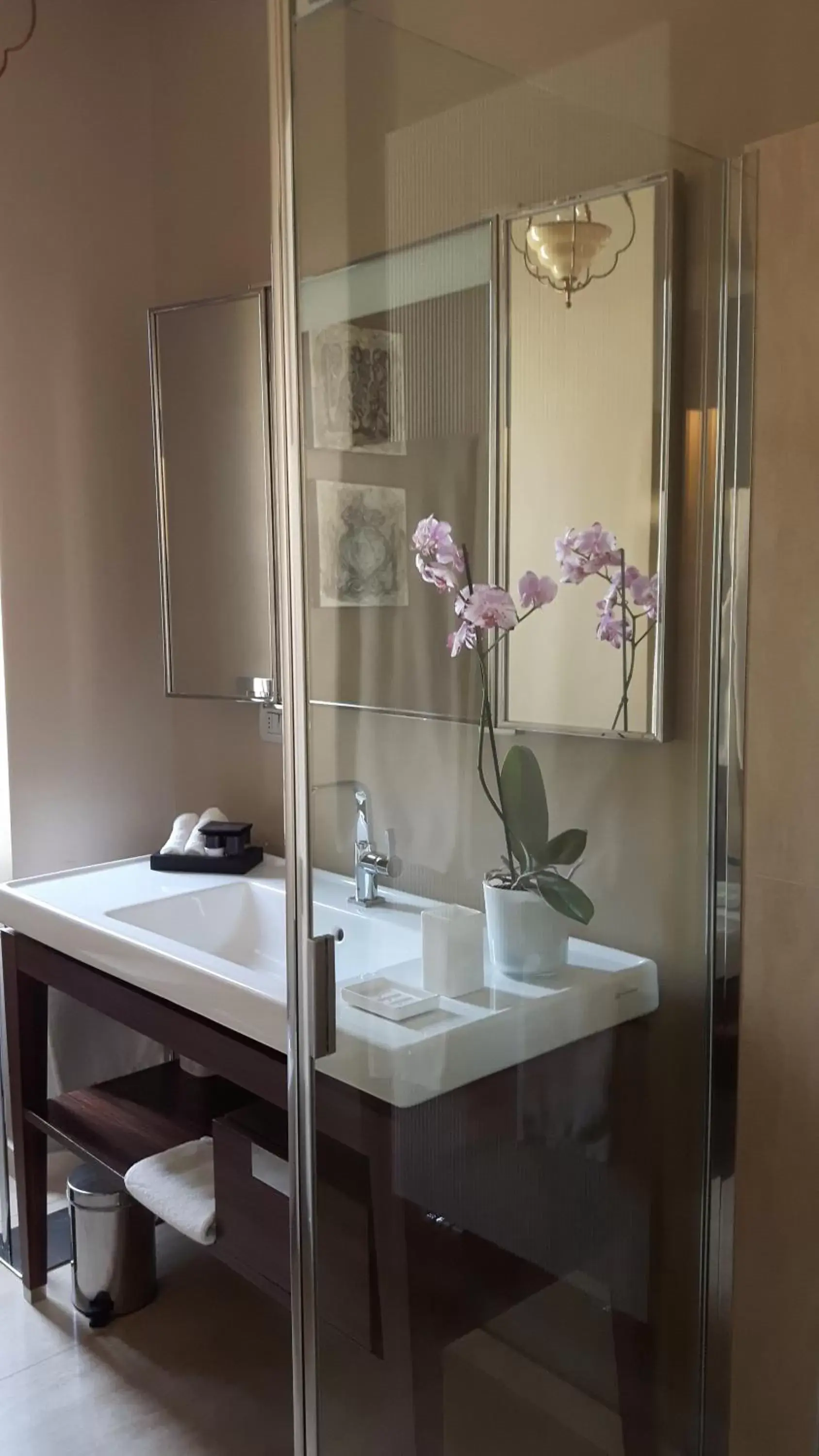 Bathroom in Bronzino House