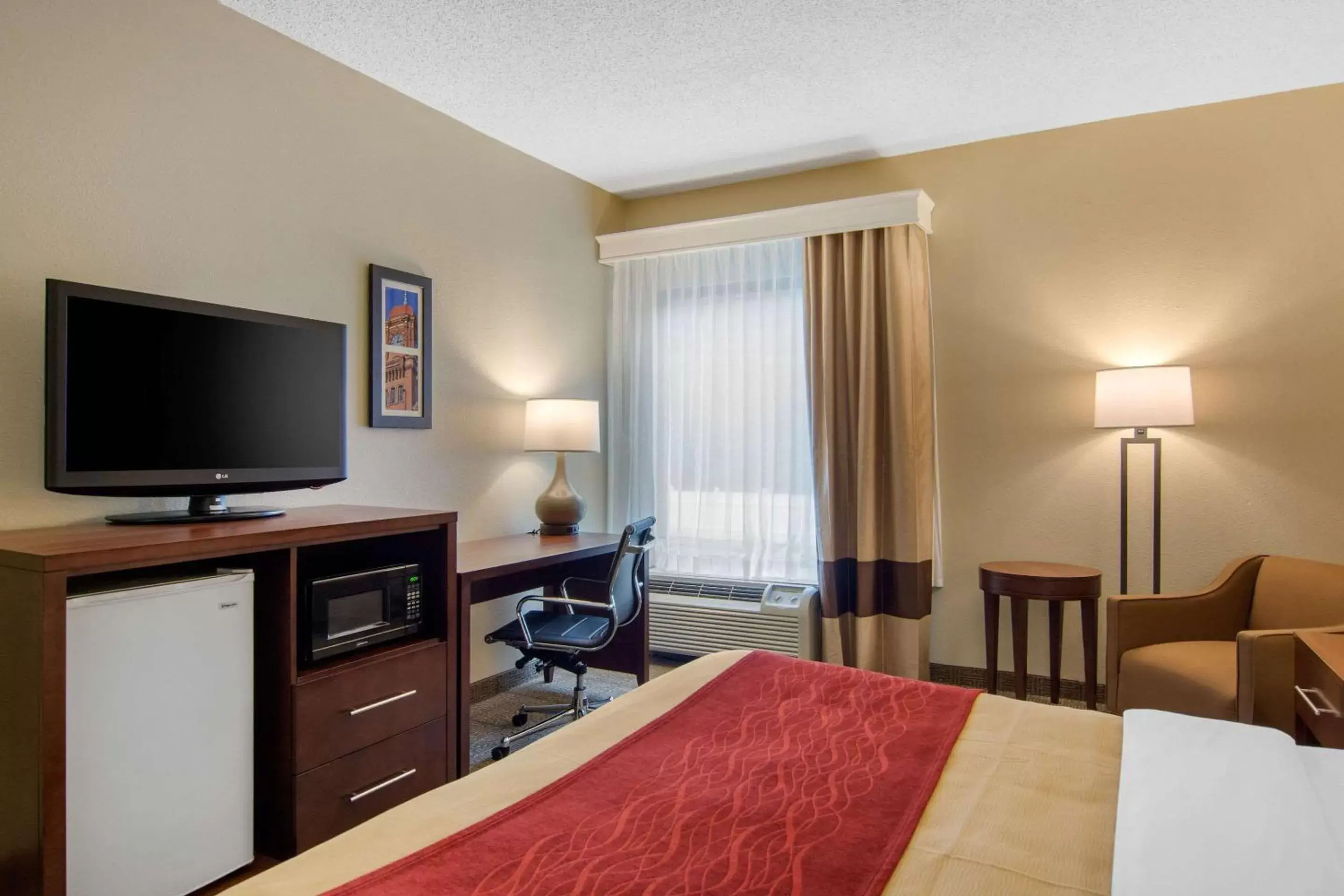 Photo of the whole room, TV/Entertainment Center in Comfort Inn Chester - Richmond South