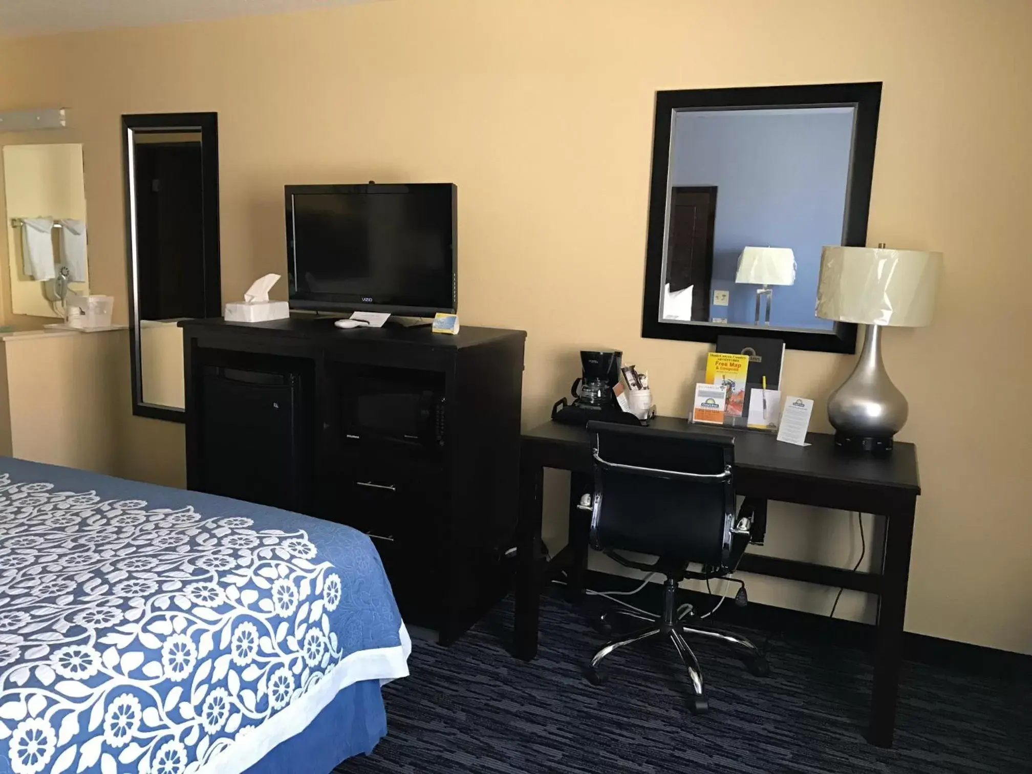 TV and multimedia, Bed in Days Inn by Wyndham Moab TV and multimedia, Bed in Days Inn by Wyndham Moab