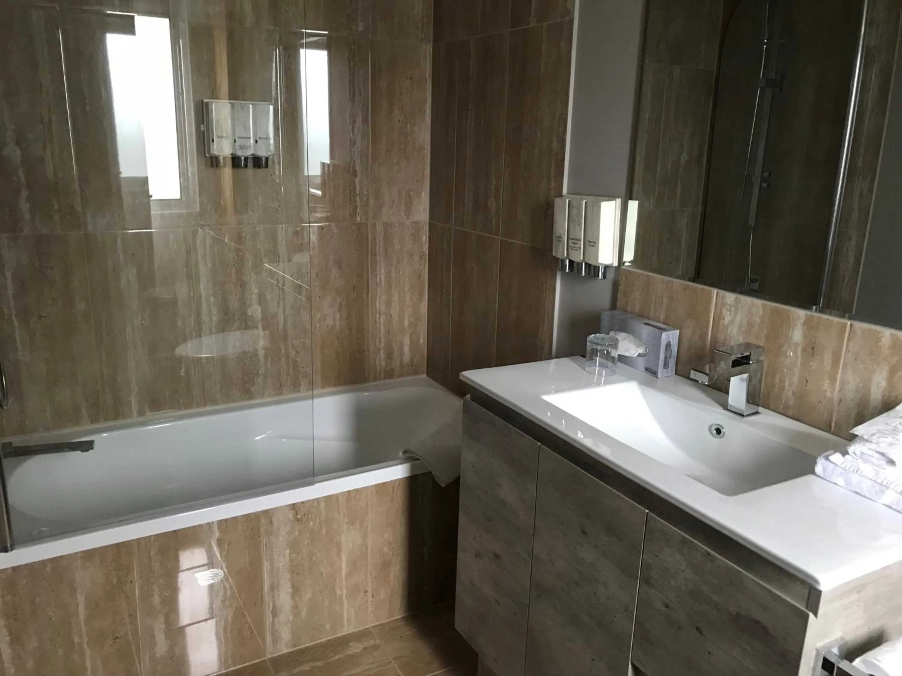 Bathroom in Metro Hotel & Apartments Gladstone