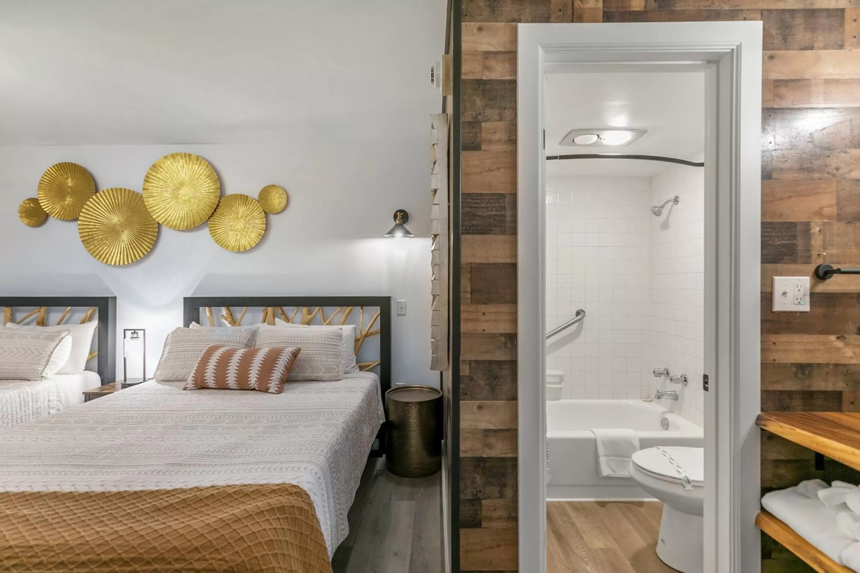 Shower, Bed in Candlewick Inn and Suites