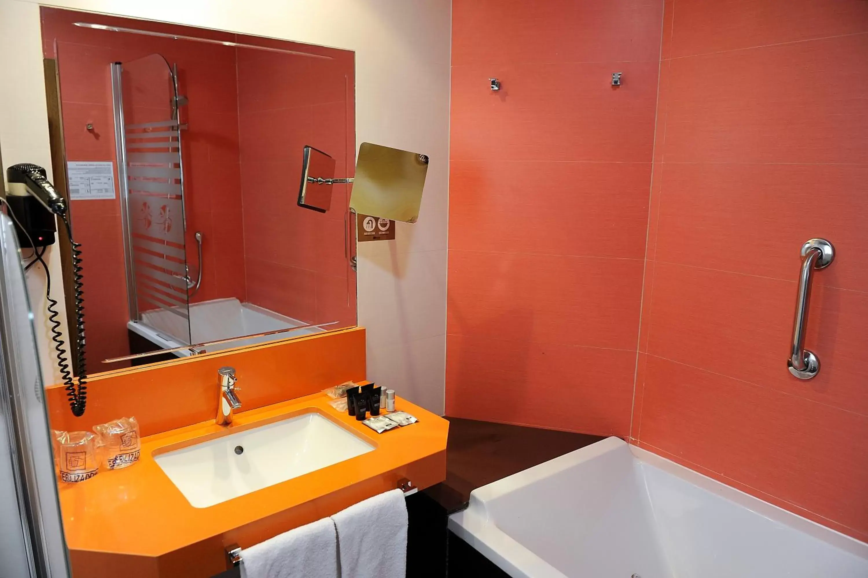 Hot Tub, Bathroom in Hotel El Churra