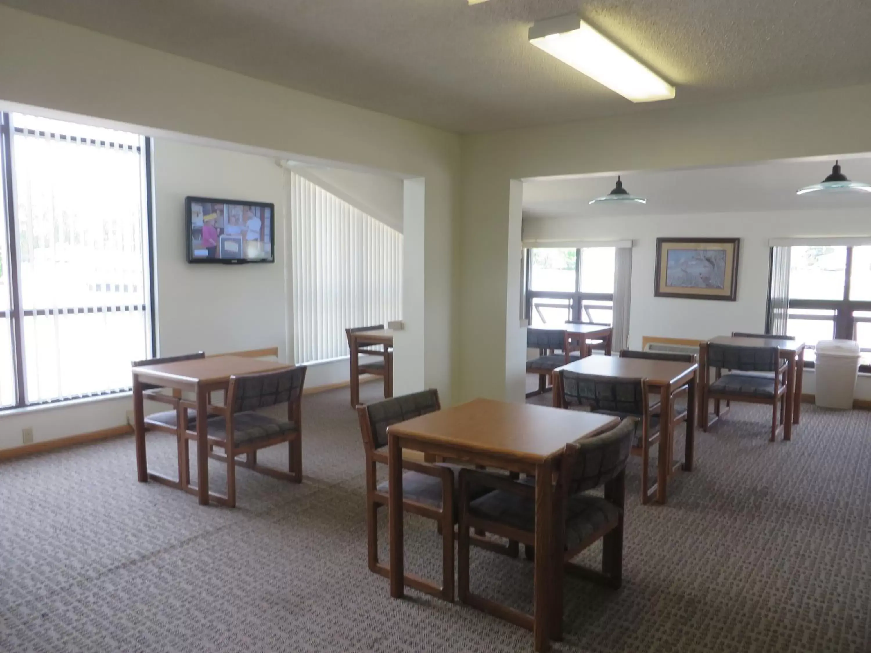 Dining area in Super 8 by Wyndham Centerville