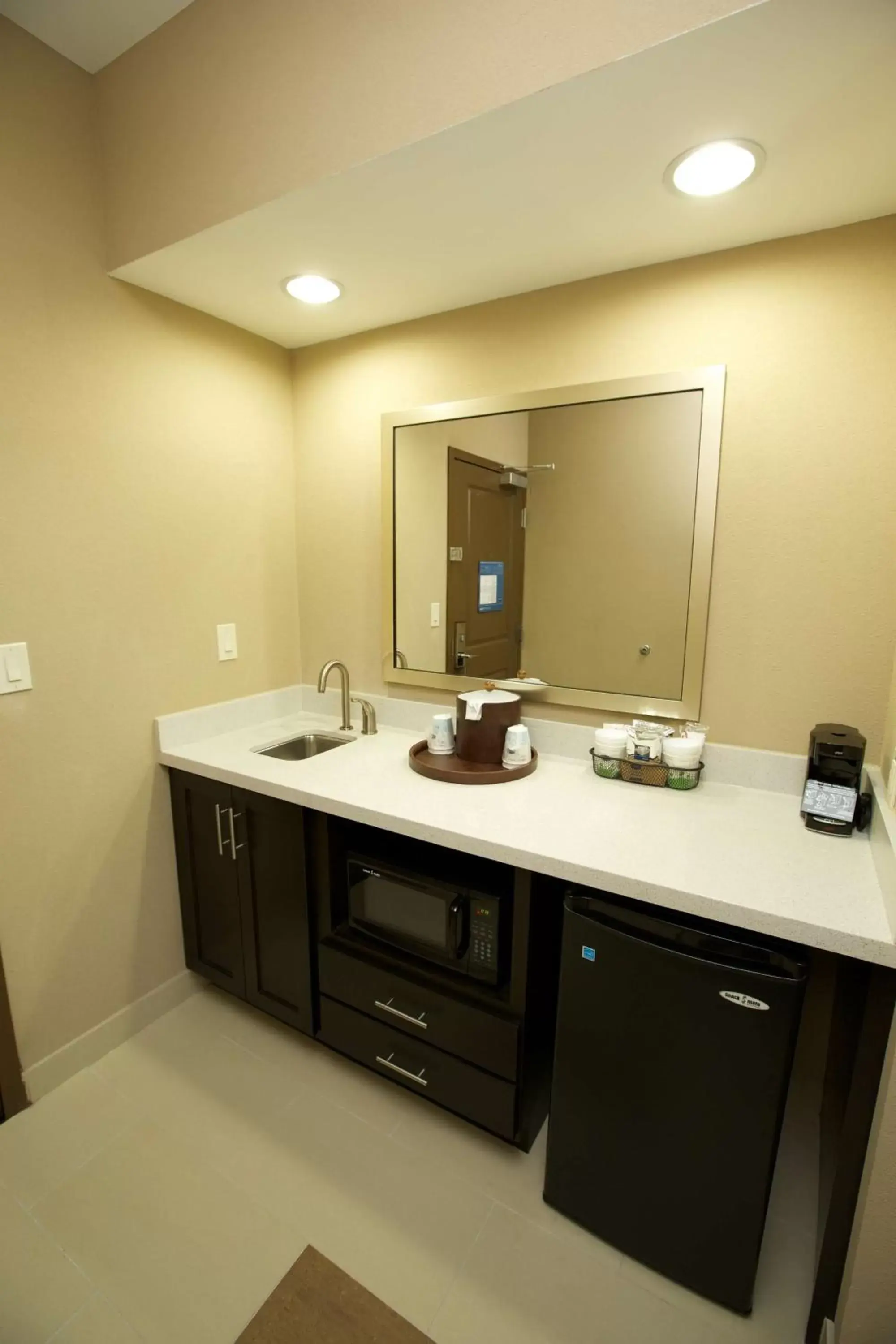 Bed, Kitchen/Kitchenette in Hampton Inn and Suites Missouri City