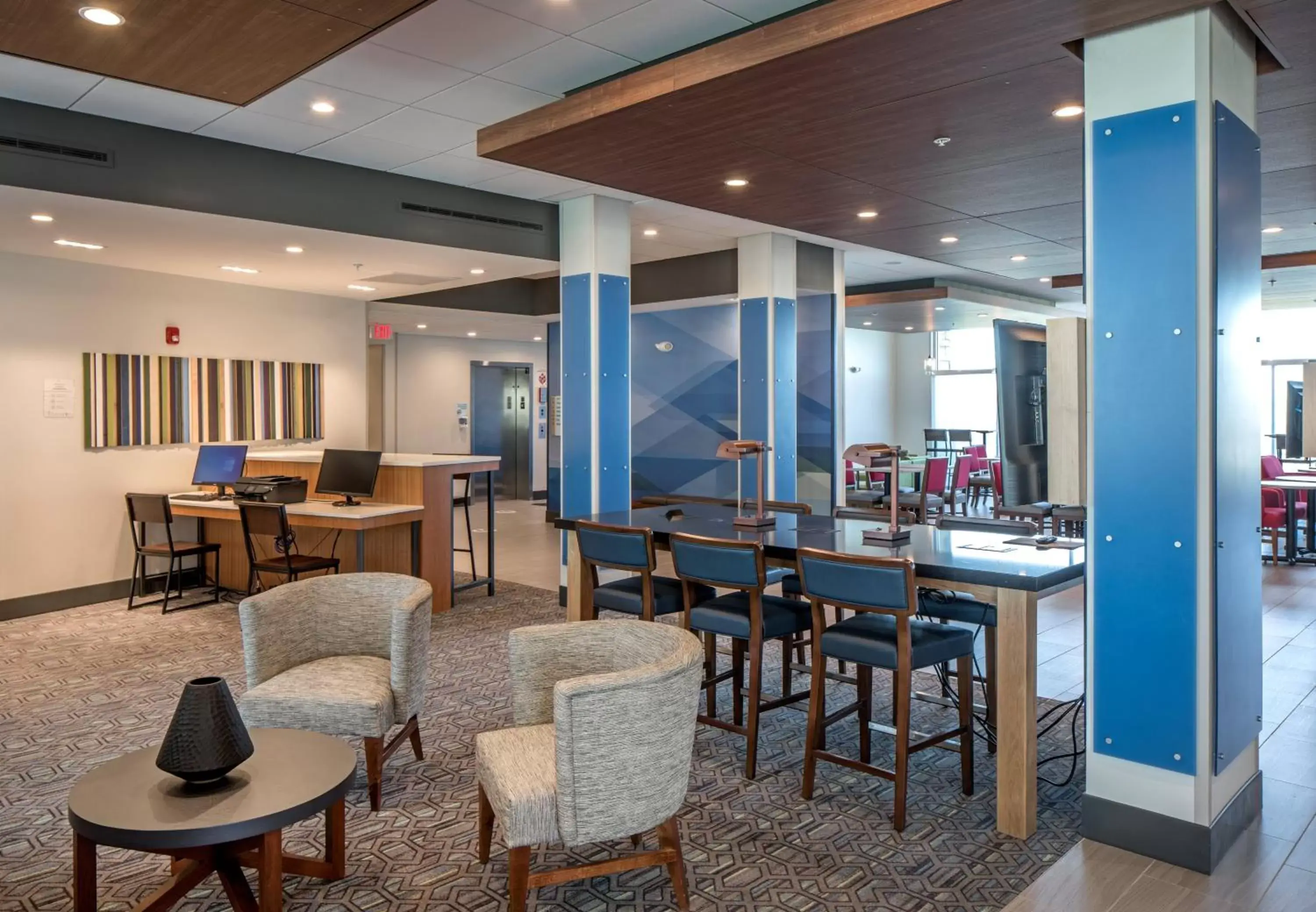 Property building, Lounge/Bar in Holiday Inn Express & Suites - West Omaha - Elkhorn, an IHG Hotel