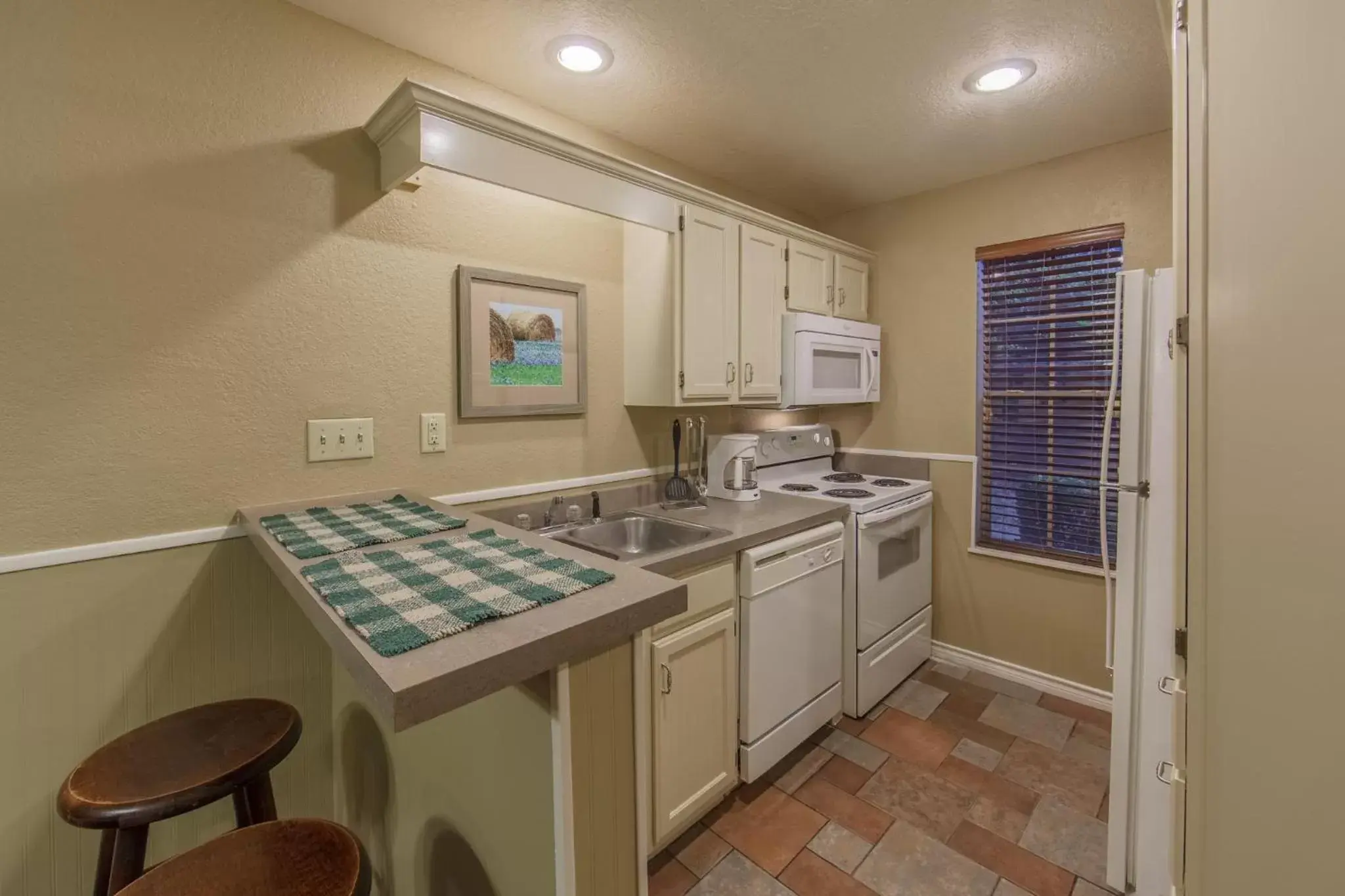 Photo of the whole room, Kitchen/Kitchenette in Holiday Inn Club Vacations Villages Resort at Lake Palestine