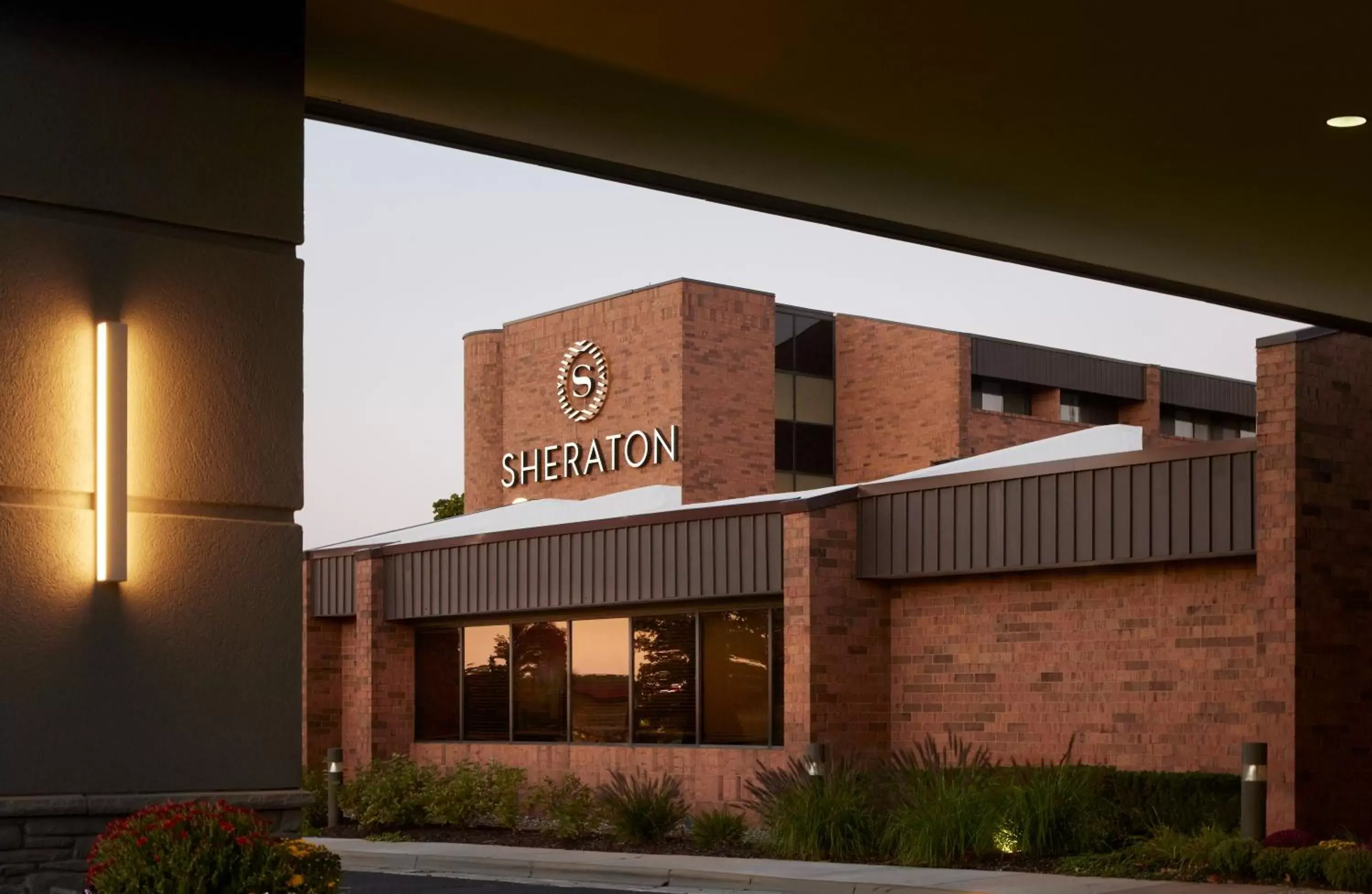 Property Building in Sheraton Grand Rapids Airport Hotel