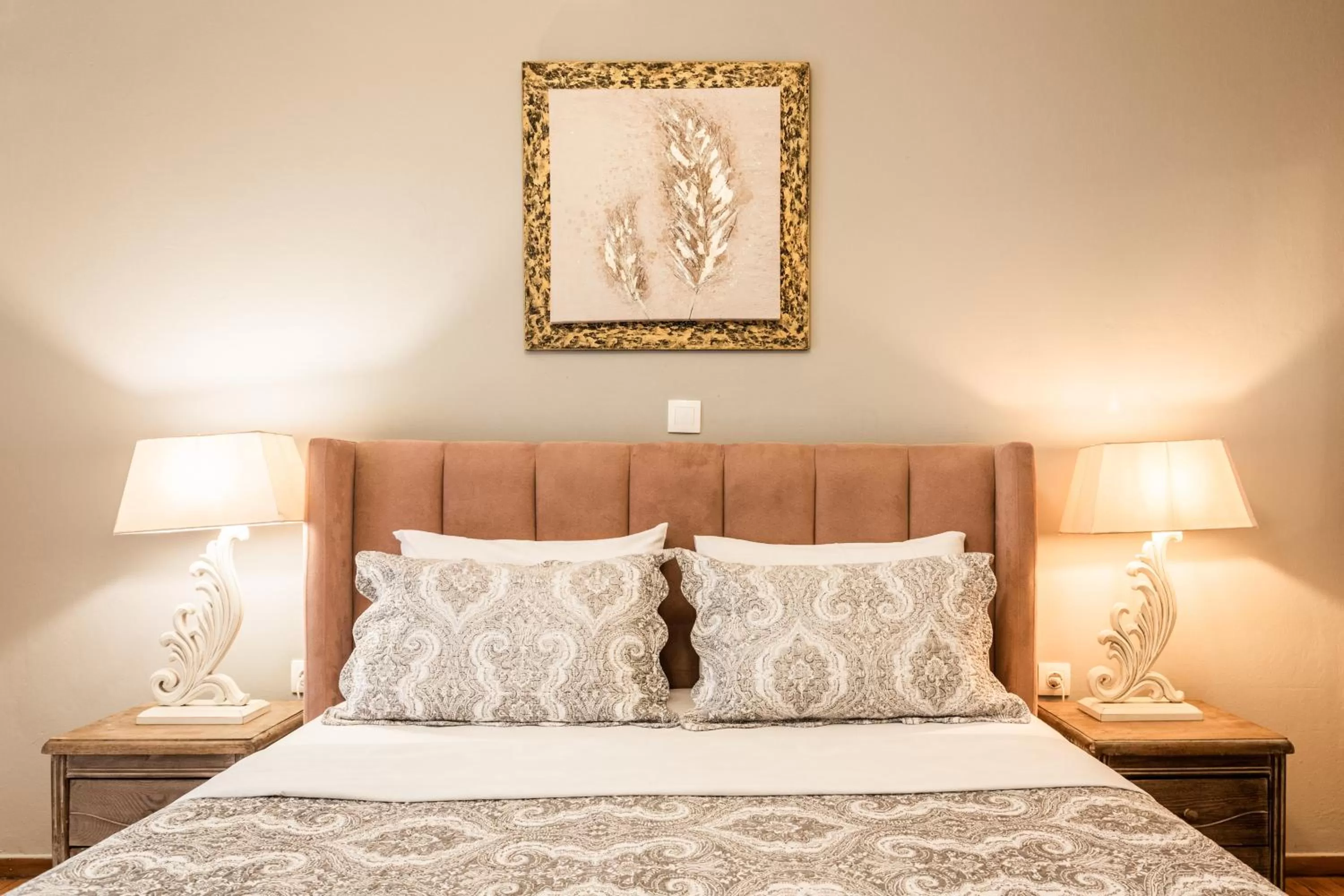 Bed in Nicholas Point Apartments and Rooms