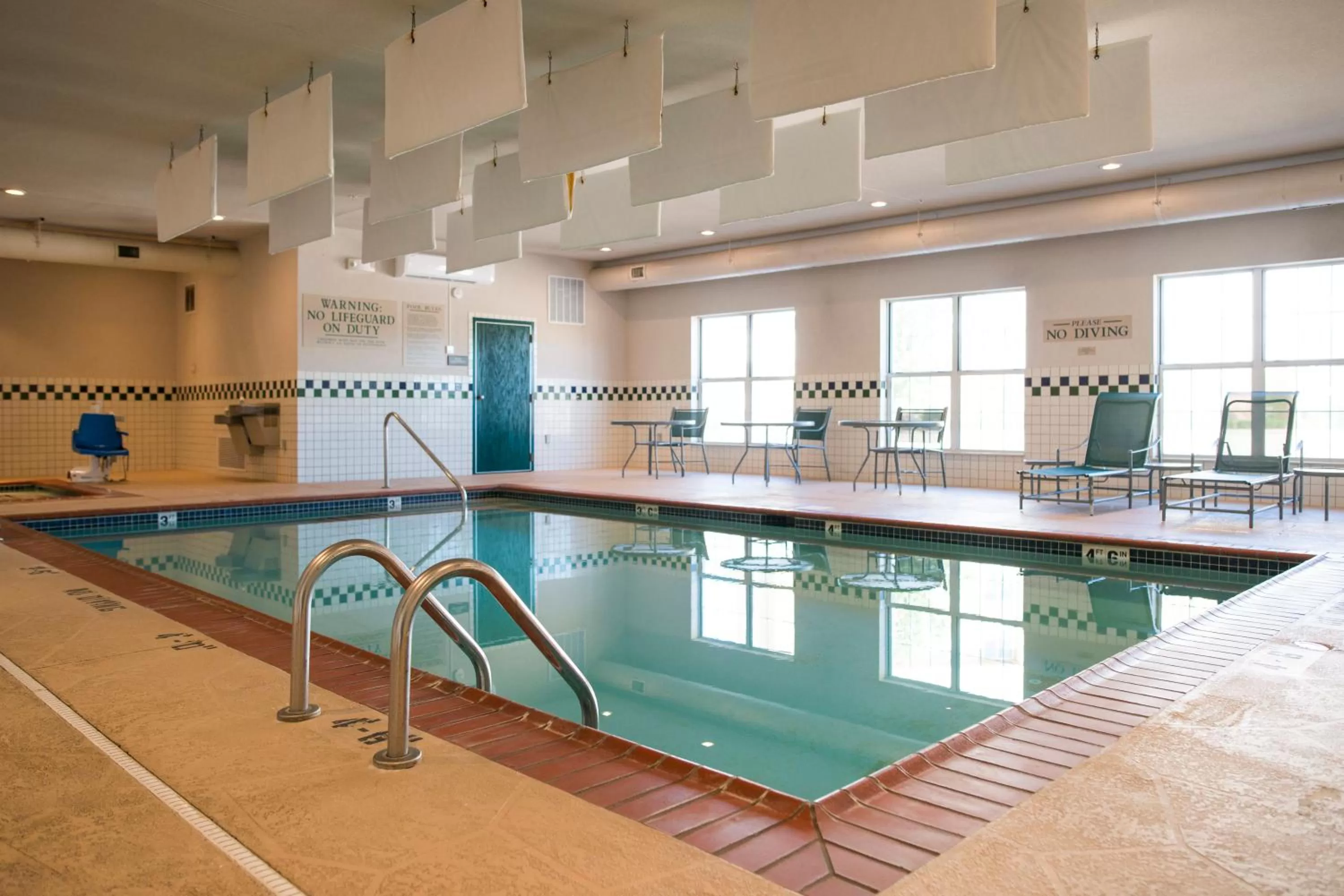 Swimming pool in Country Inn & Suites by Radisson, Effingham, IL