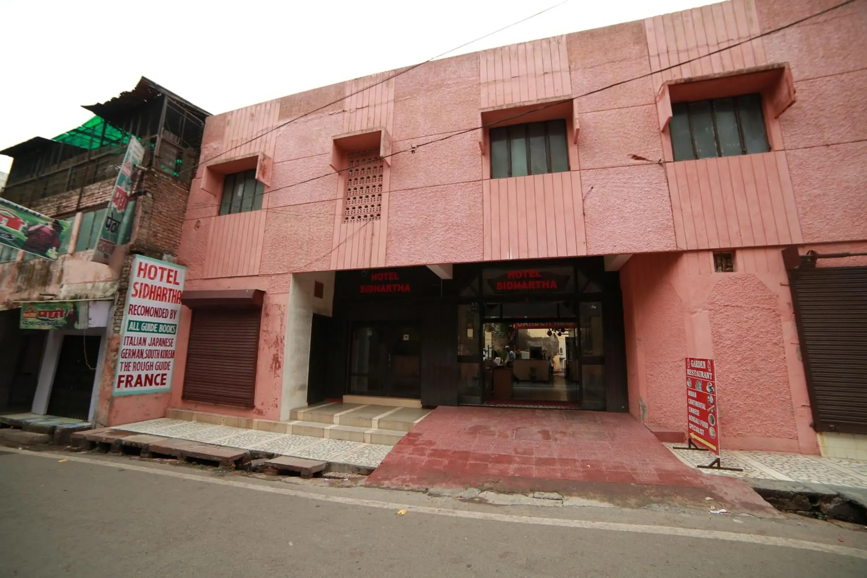 Facade/entrance, Property Building in HOTEL SIDHARTHA (600 meters from Taj Mahal)