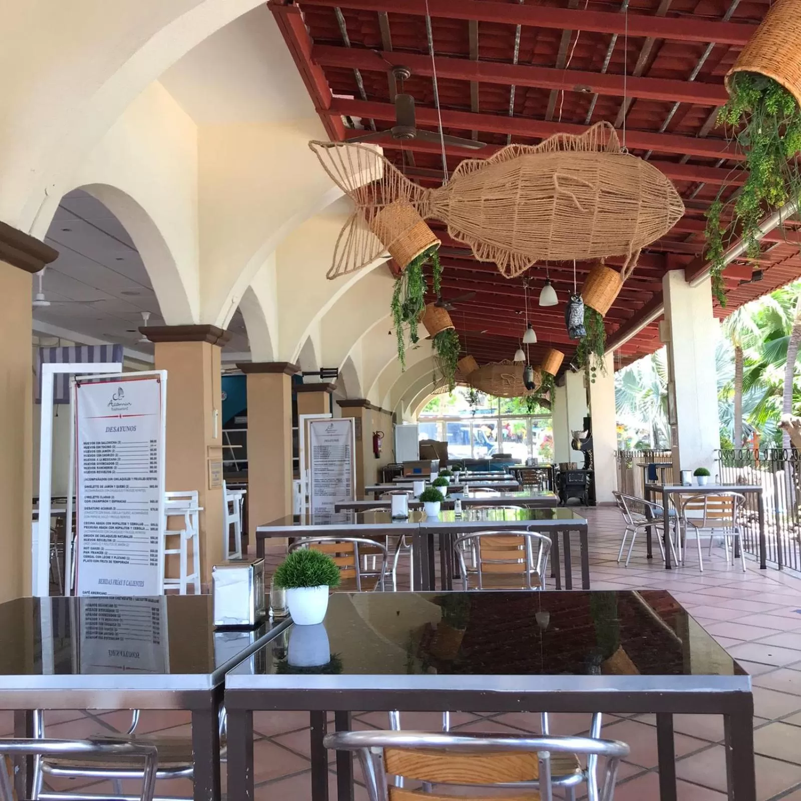 Restaurant/places to eat in Acamar Beach Resort