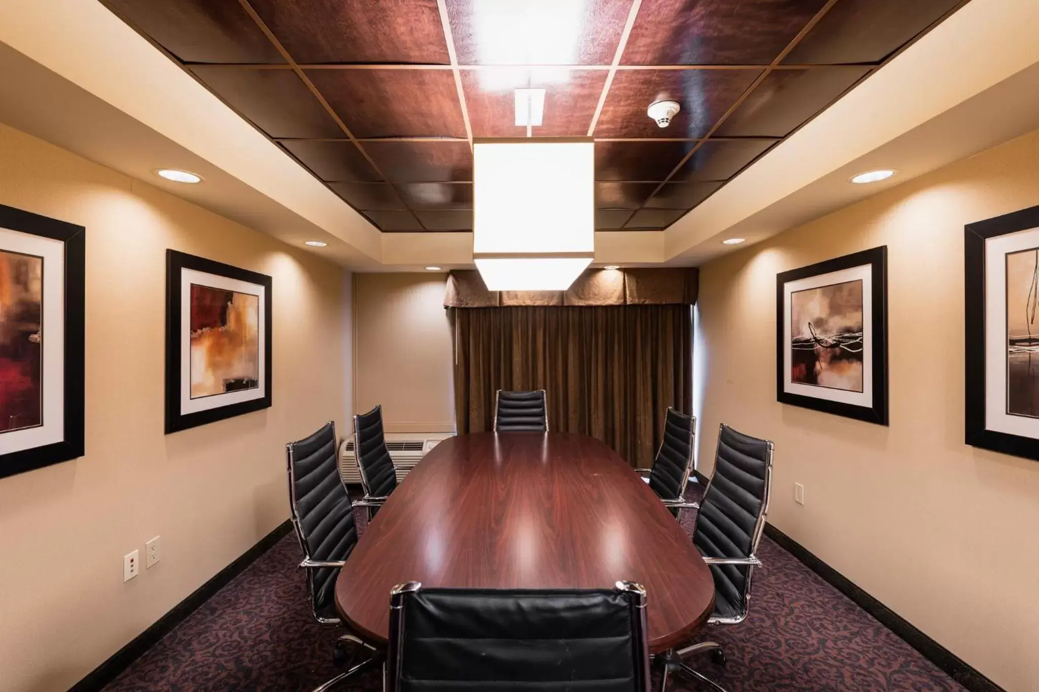 Meeting/conference room in Holiday Inn South Plainfield-Piscataway, an IHG Hotel