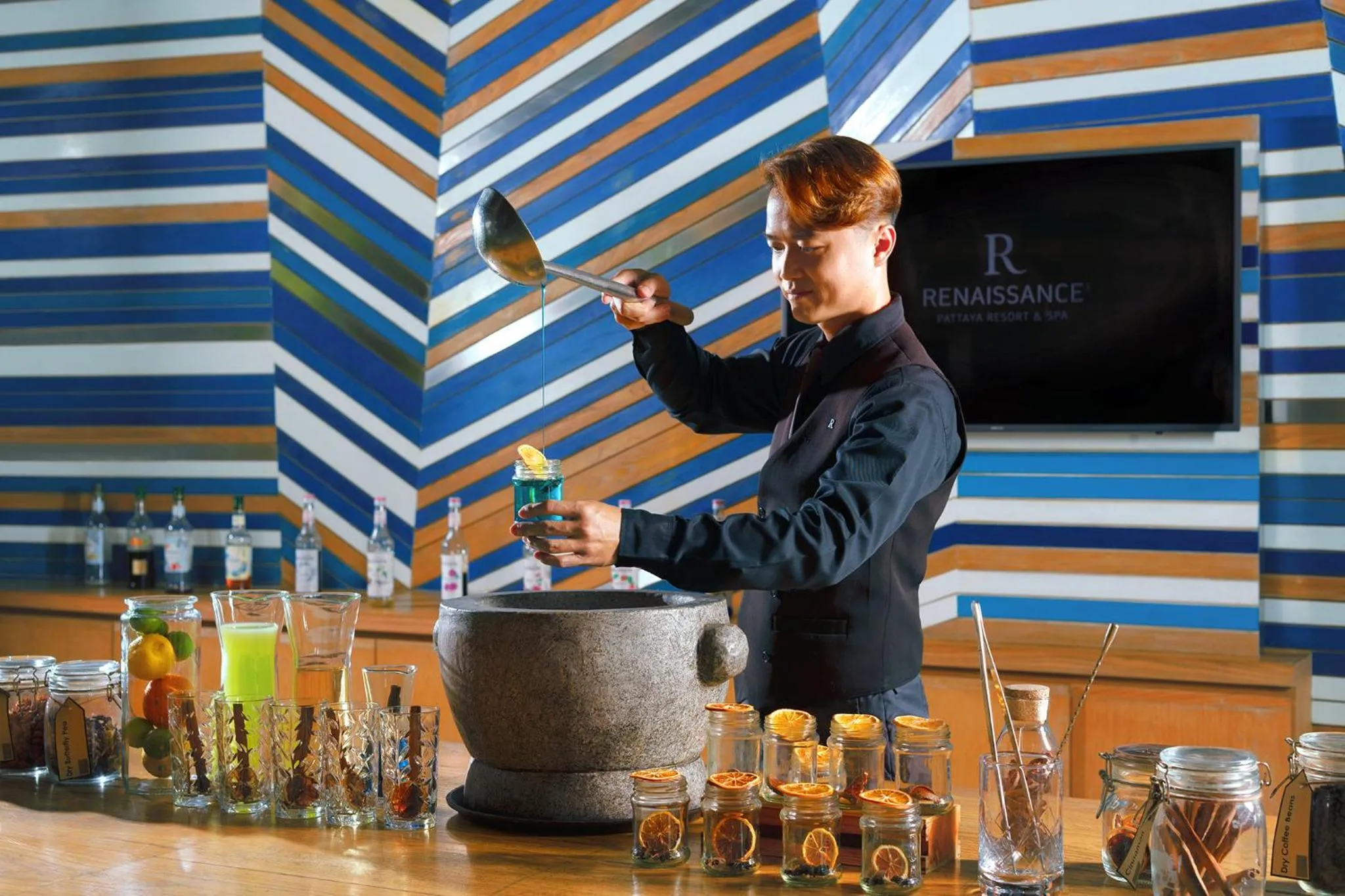 Lounge or bar in Renaissance Pattaya Resort & Spa